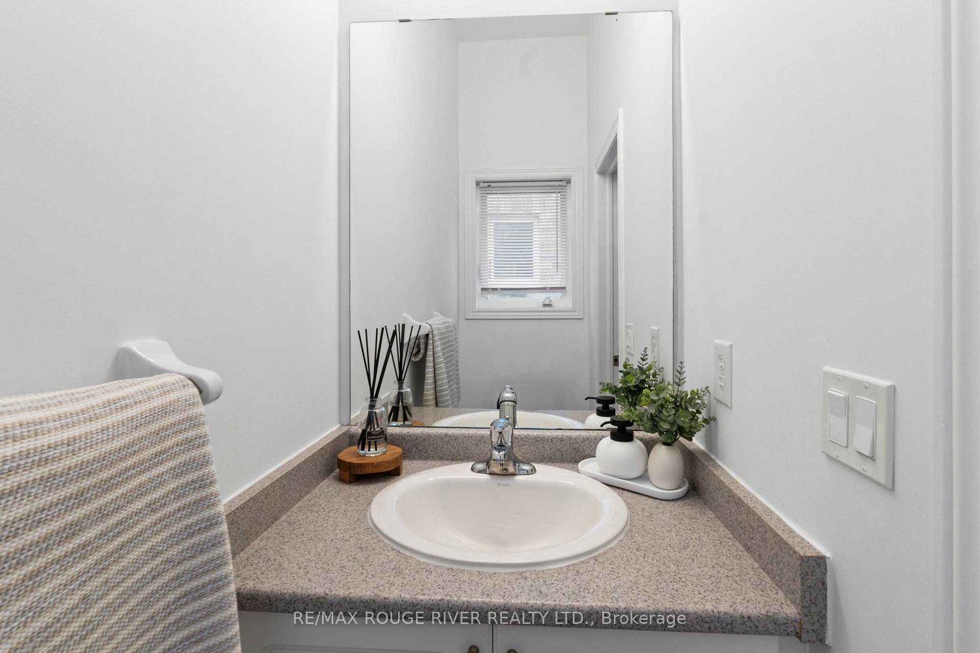 Photo 5 of 39 Bathgate Crescent, Clarington, Courtice — HOMEH
