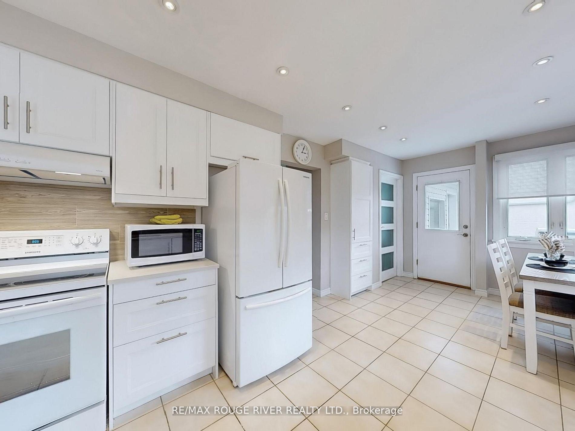 Photo 16 of 936 Cecylia Court, Pickering, West Shore — HOMEH