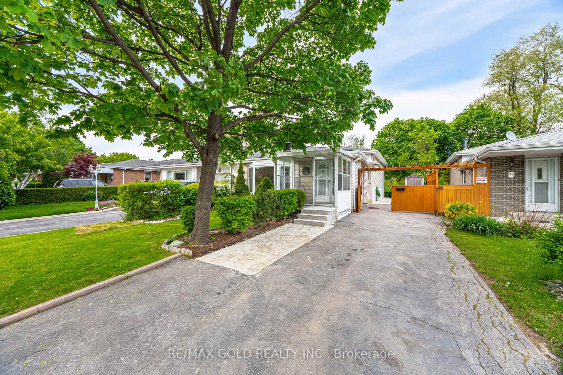 Photo 10 of 45 Darlington Crescent, Brampton, Southgate — HOMEH