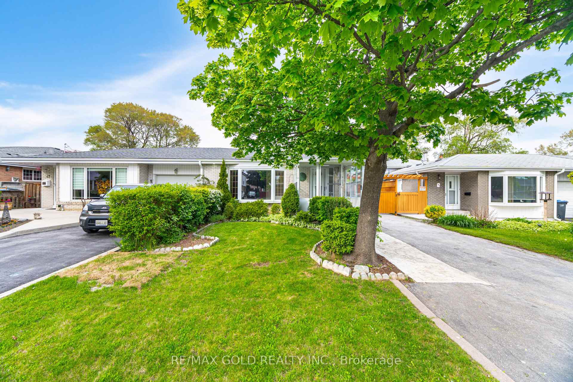 Photo 8 of 45 Darlington Crescent, Brampton, Southgate — HOMEH