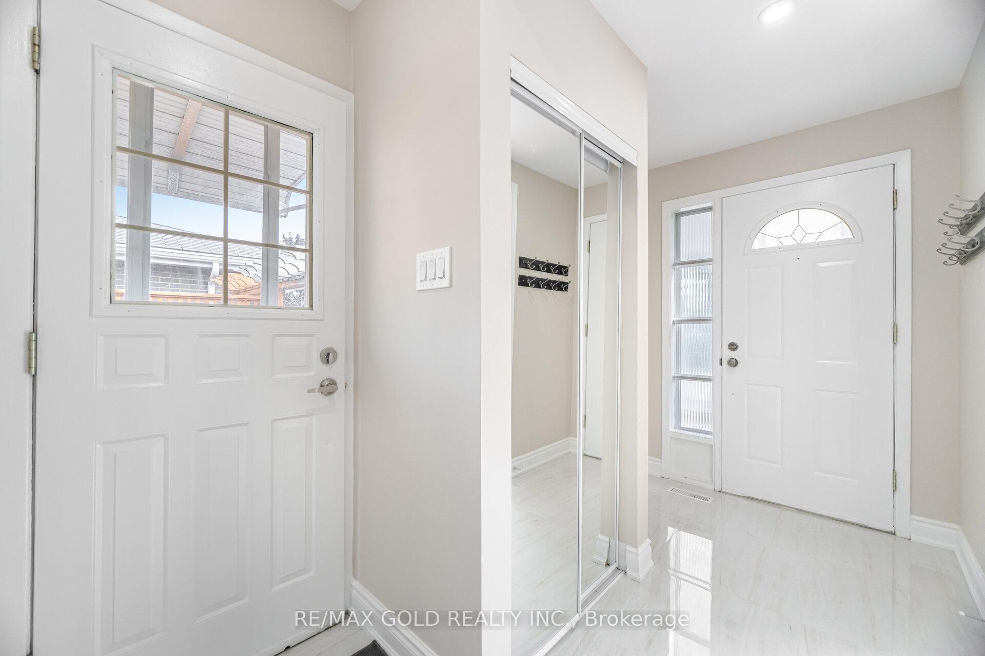 Photo 3 of 45 Darlington Crescent, Brampton, Southgate — HOMEH