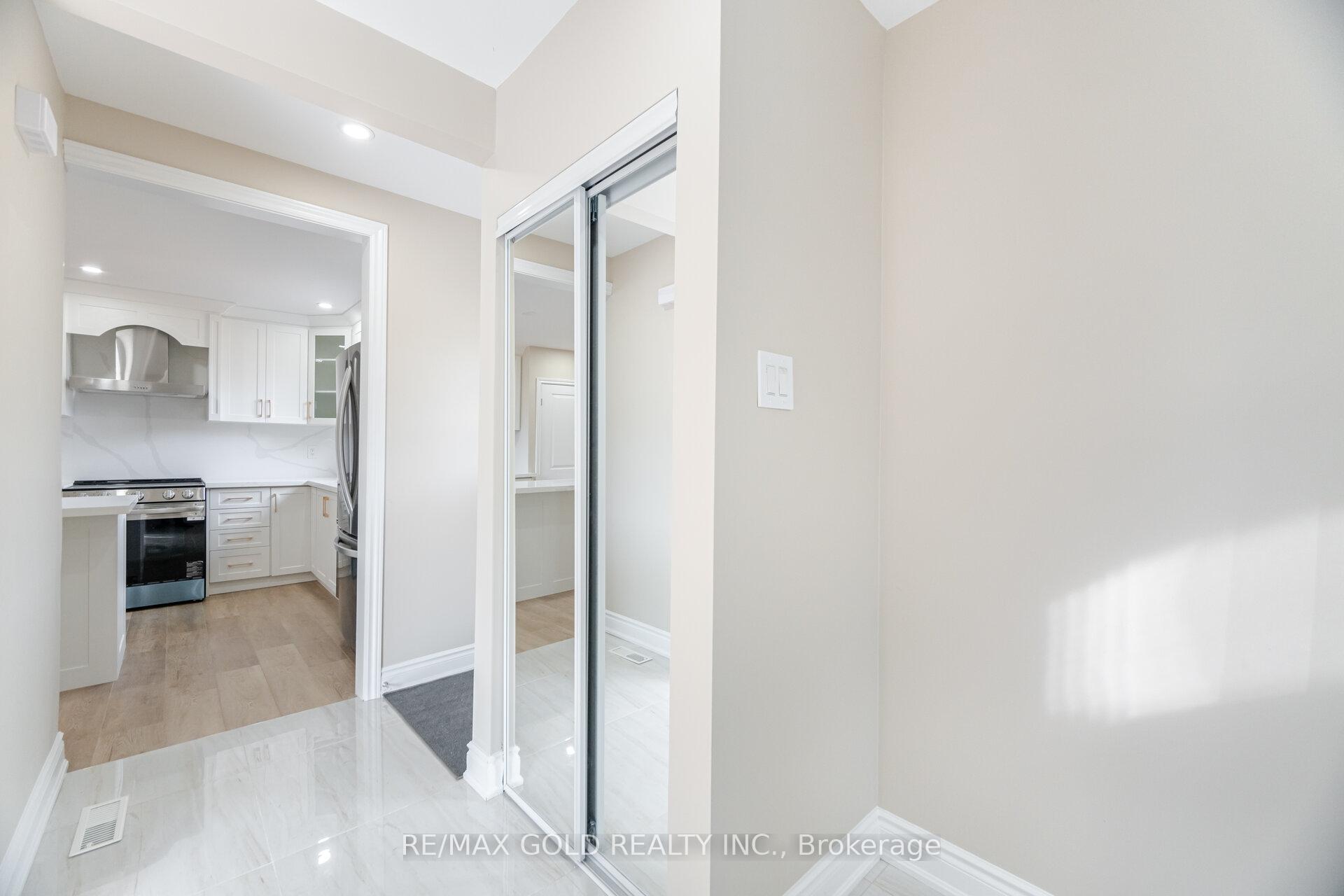 Photo 2 of 45 Darlington Crescent, Brampton, Southgate — HOMEH