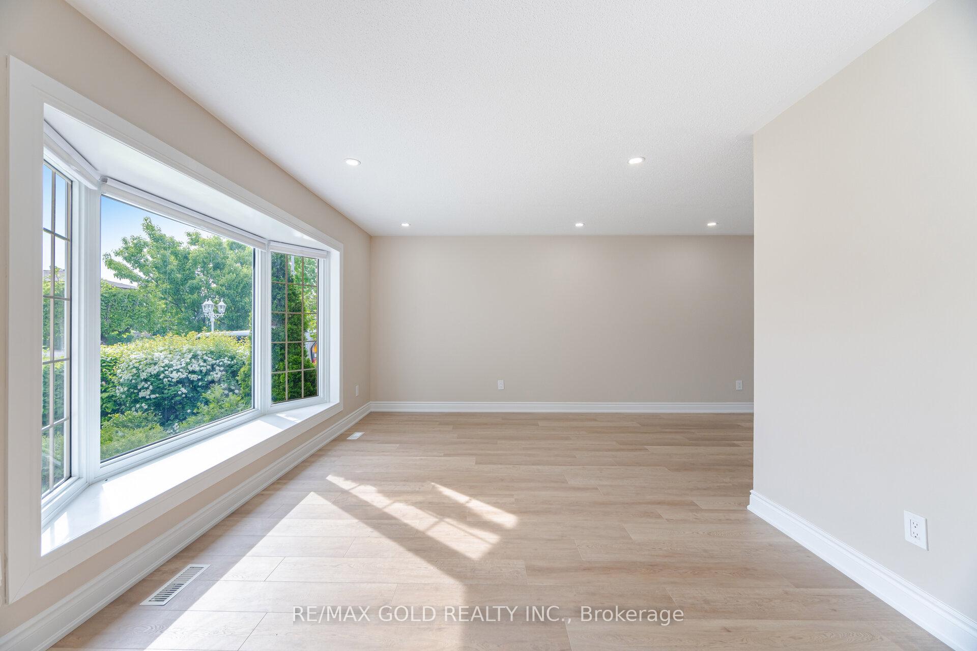 Photo 11 of 45 Darlington Crescent, Brampton, Southgate — HOMEH