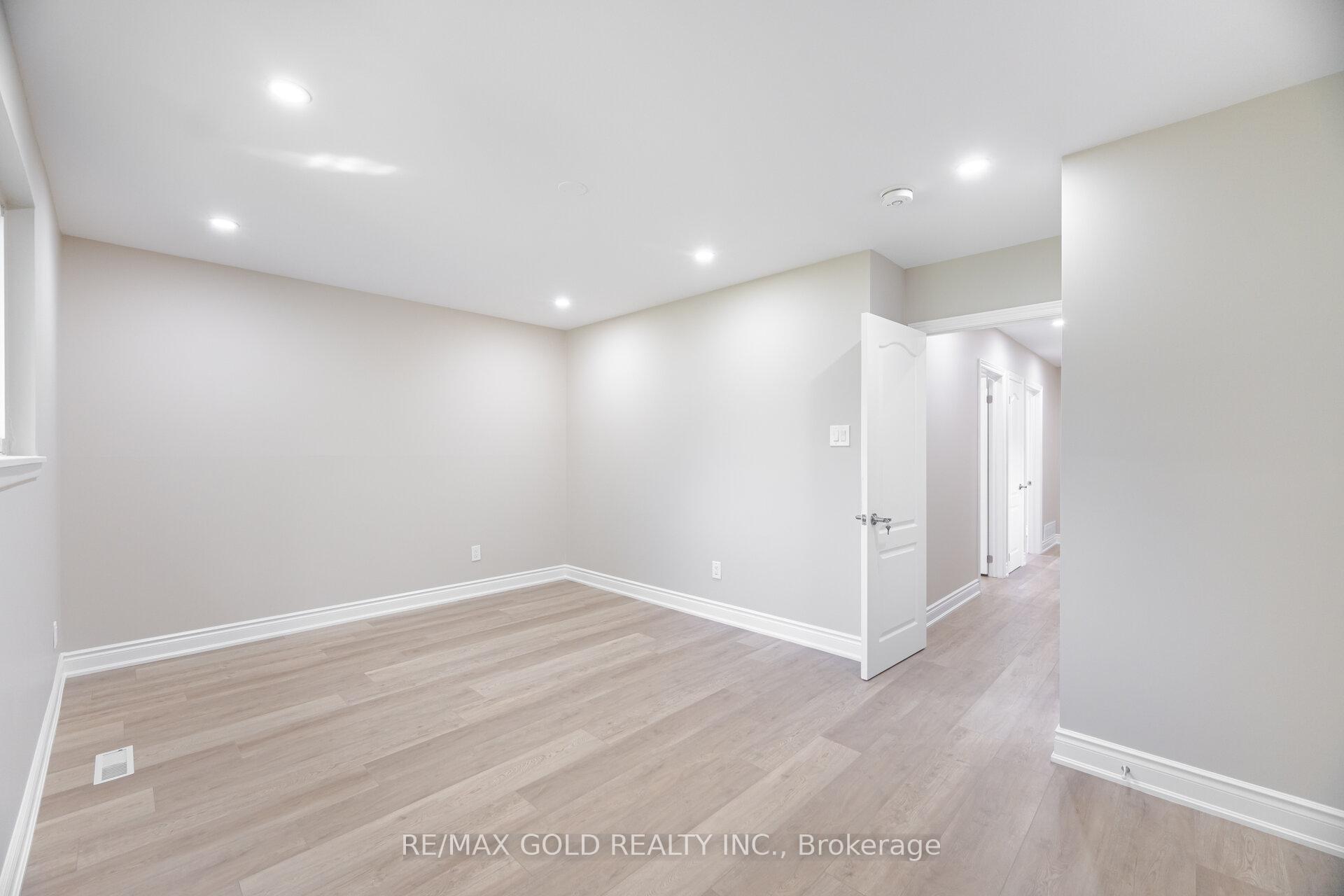 Photo 12 of 45 Darlington Crescent, Brampton, Southgate — HOMEH