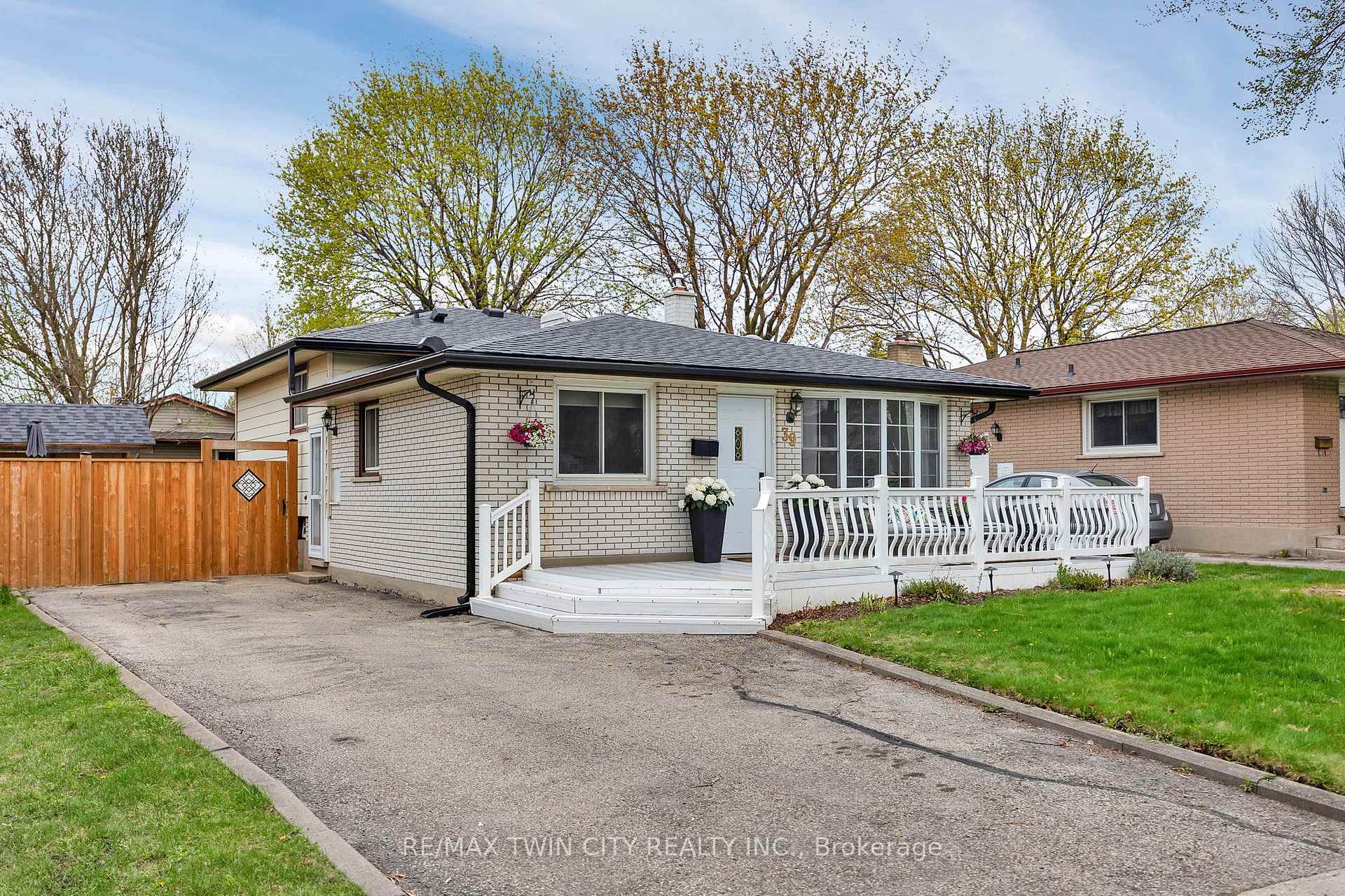 Photo 1 of 39 Cartier Drive, Kitchener — HOMEH