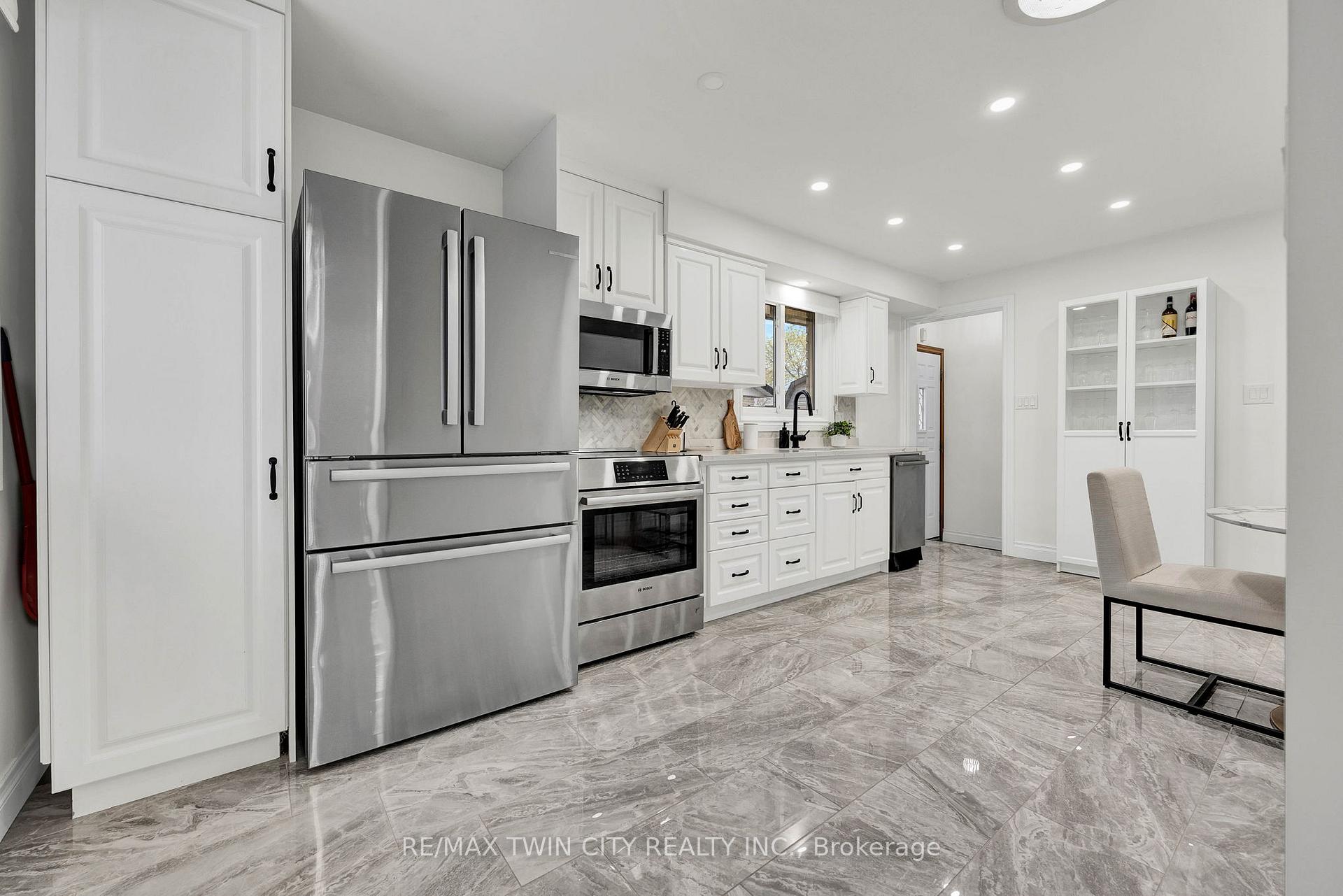Photo 3 of 39 Cartier Drive, Kitchener — HOMEH