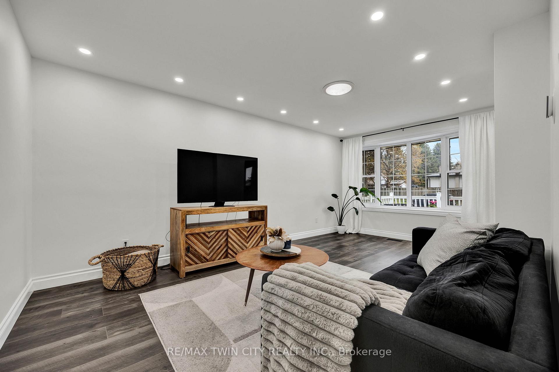 Photo 5 of 39 Cartier Drive, Kitchener — HOMEH