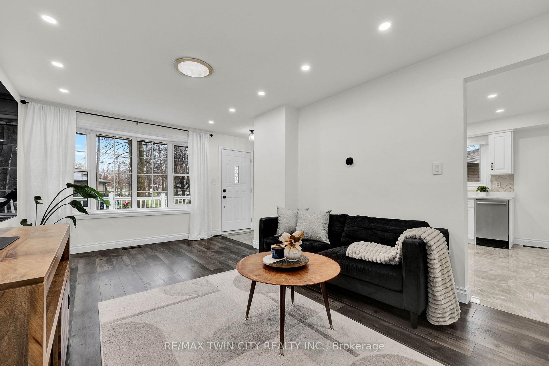 Photo 16 of 39 Cartier Drive, Kitchener — HOMEH