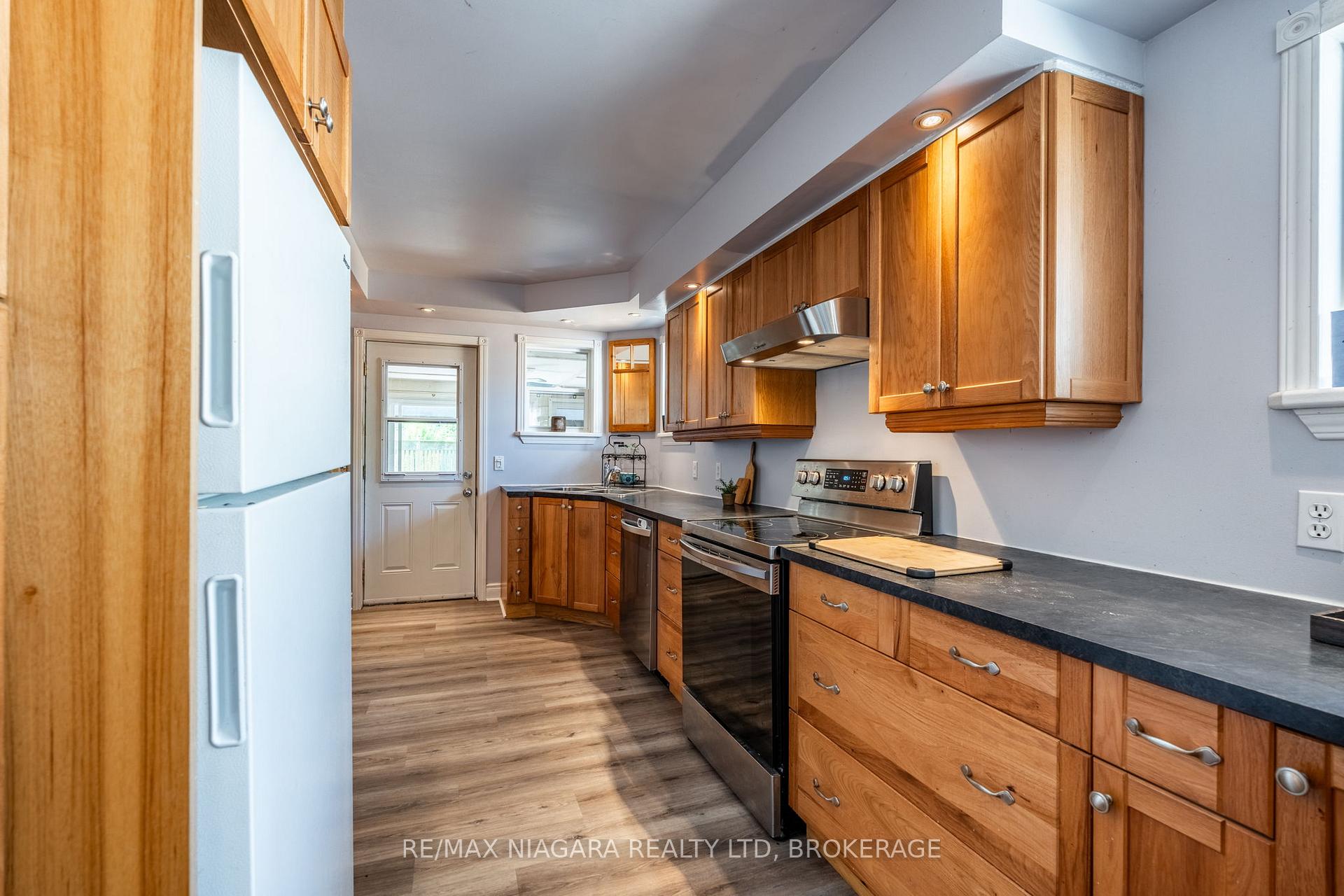 Photo 9 of 11 Almond Gardens, Grimsby, Grimsby Beach — HOMEH