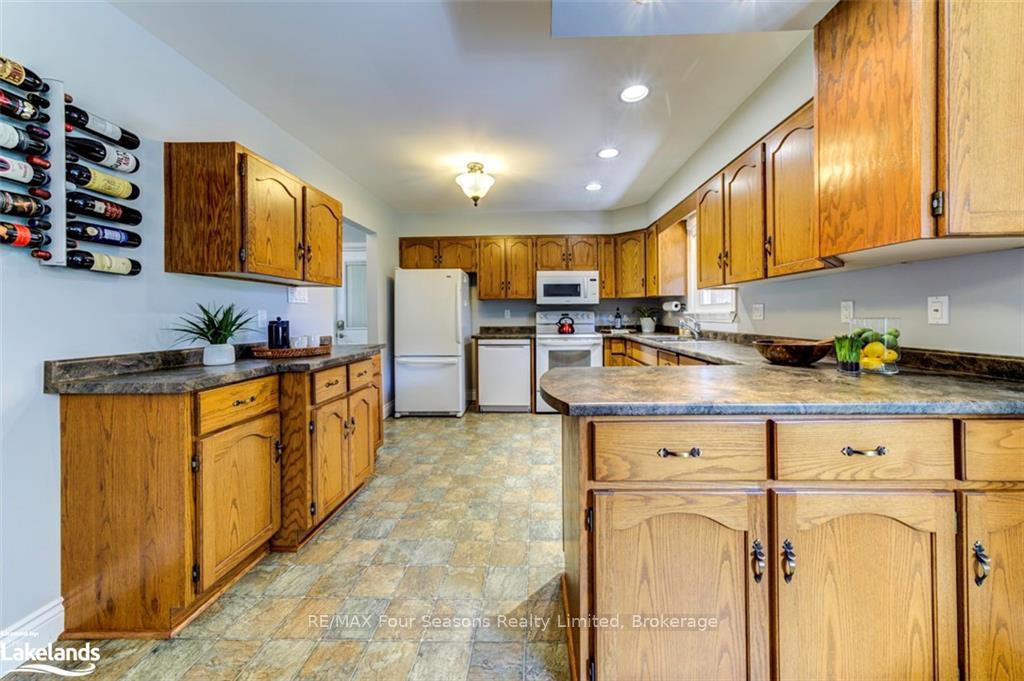 Photo 12 of 7950 Poplar Side Road, Collingwood — HOMEH