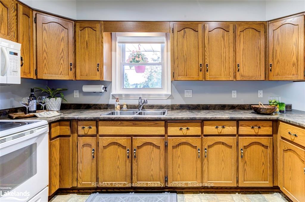Photo 15 of 7950 Poplar Side Road, Collingwood — HOMEH