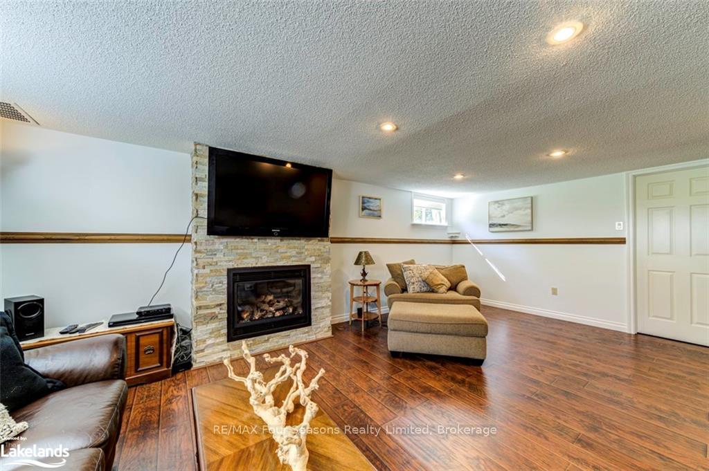 Photo 33 of 7950 Poplar Side Road, Collingwood — HOMEH