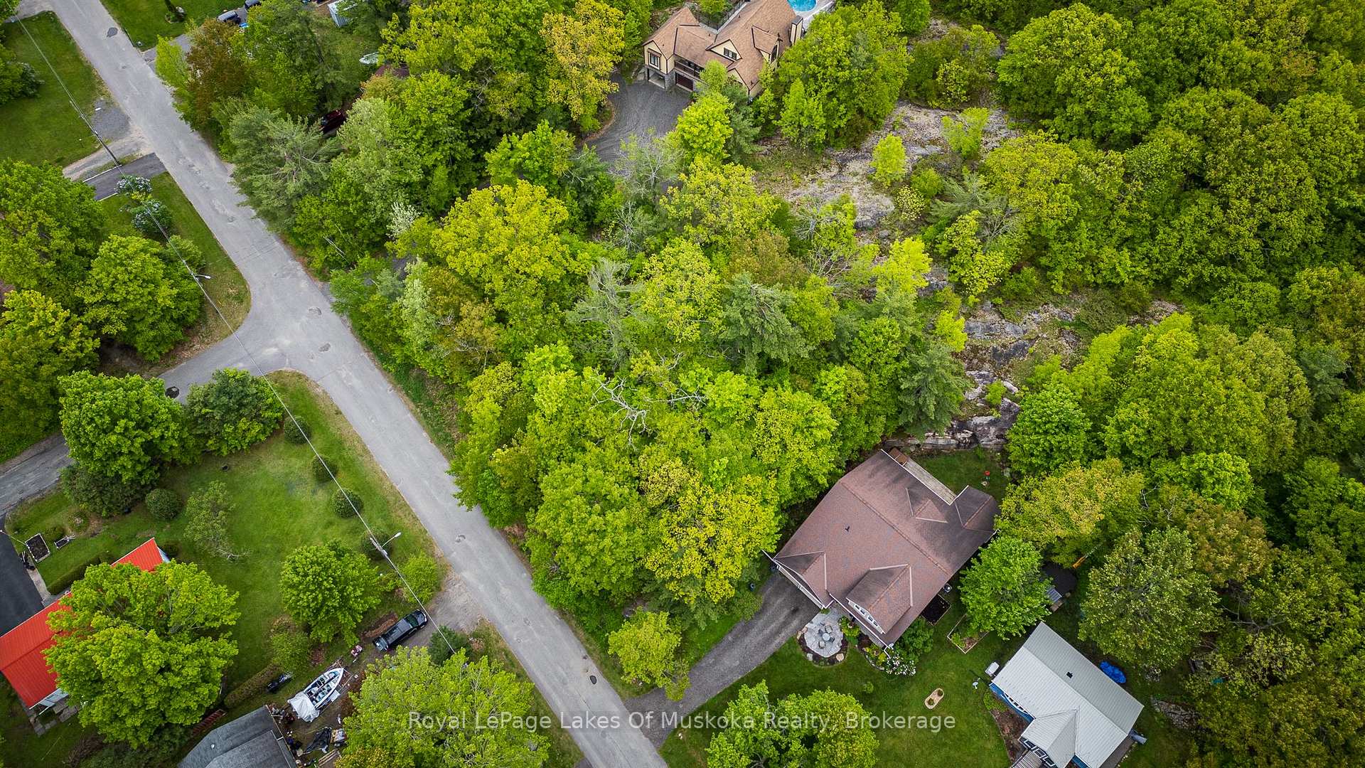 Photo 2 of 240 Revell Street, Gravenhurst — HOMEH