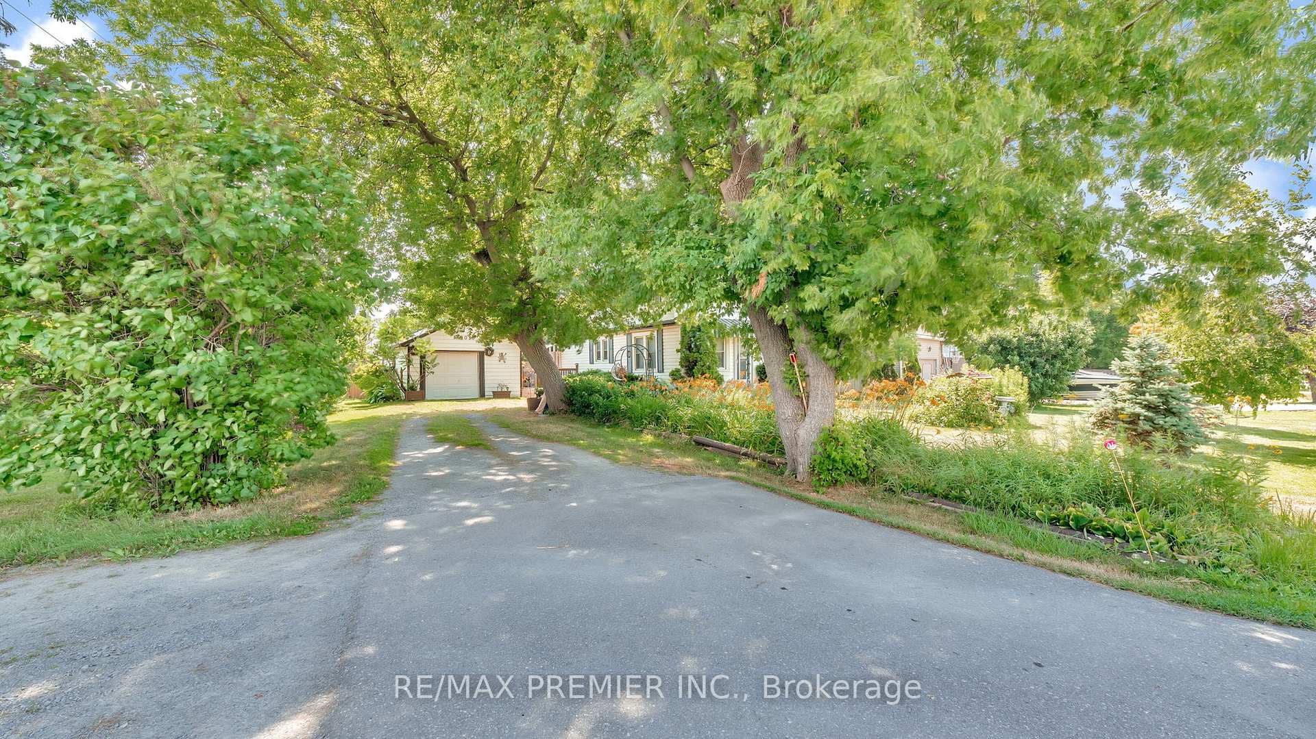 Photo 3 of 2059 Maple Grove Road, Clarington, Bowmanville — HOMEH