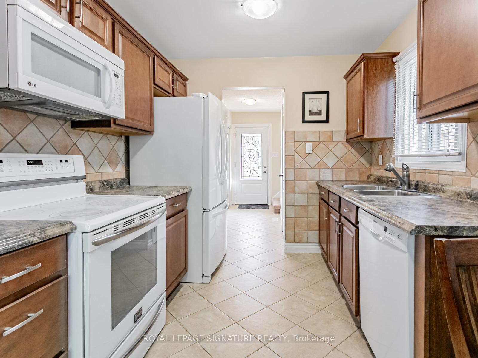 Photo 4 of 186 Martindale Crescent, Brampton, Brampton West — HOMEH