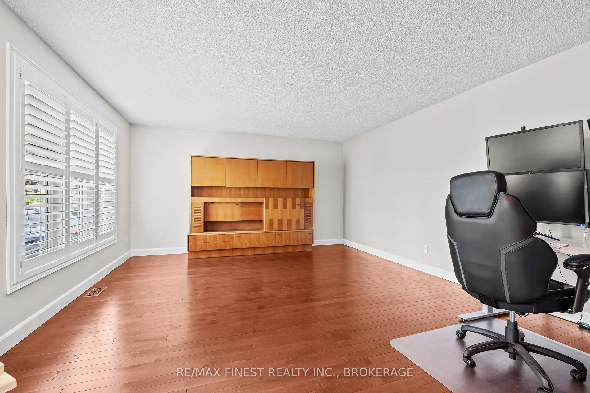Photo 2 of 474 Canterbury Crescent, Kingston, City Southwest — HOMEH