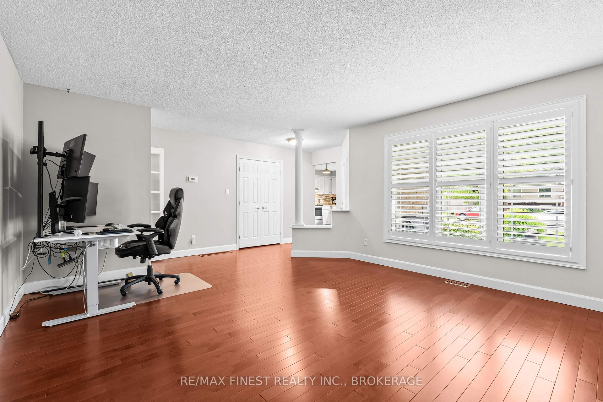 Photo 3 of 474 Canterbury Crescent, Kingston, City Southwest — HOMEH
