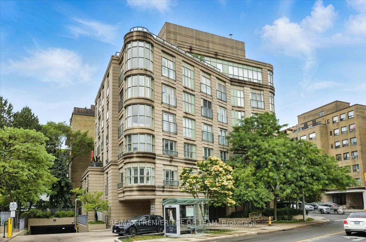 Front of Unit 401, 800 Spadina Road
