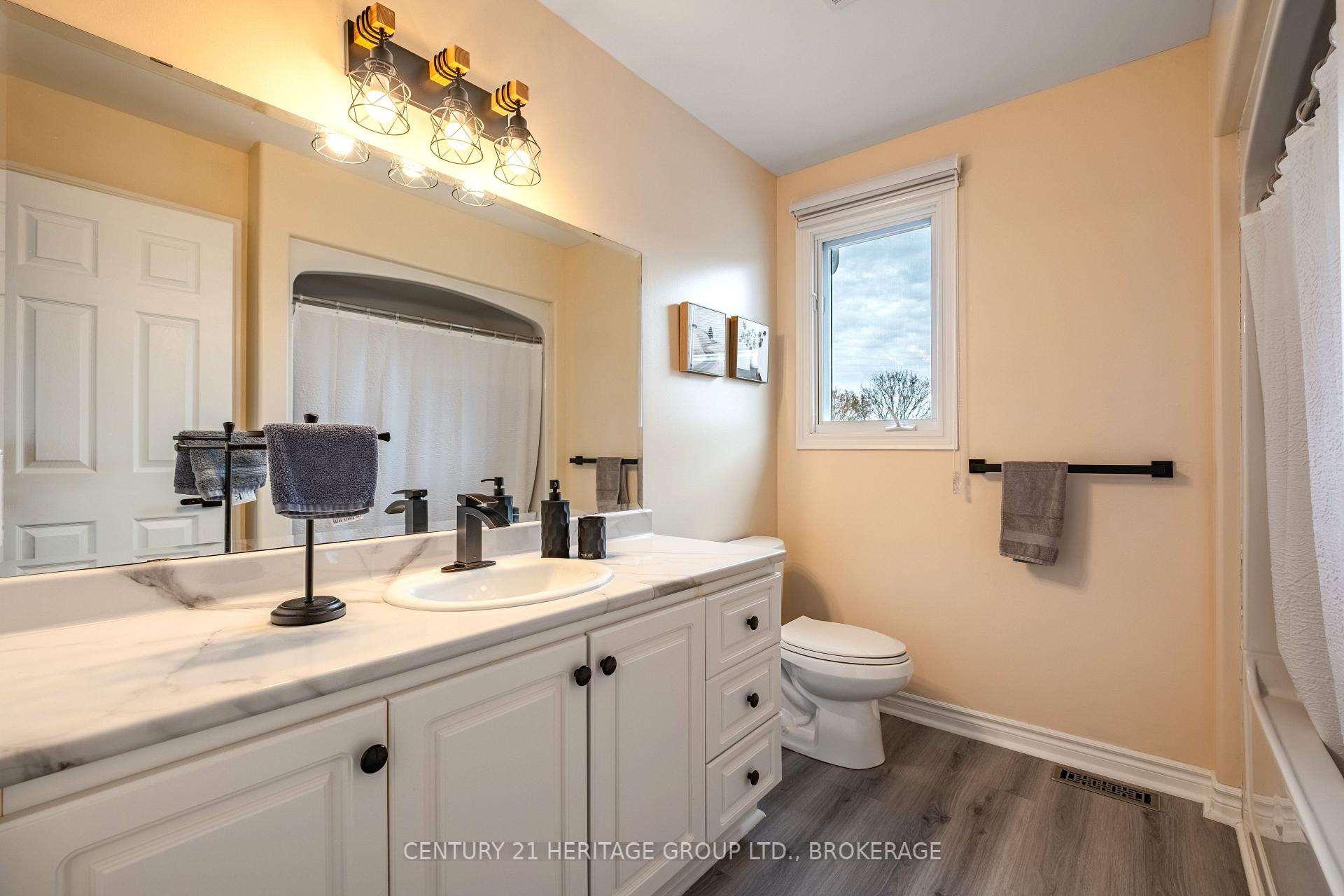 Photo 2 of 498 Barnsley Crescent, Kingston, City Southwest — HOMEH