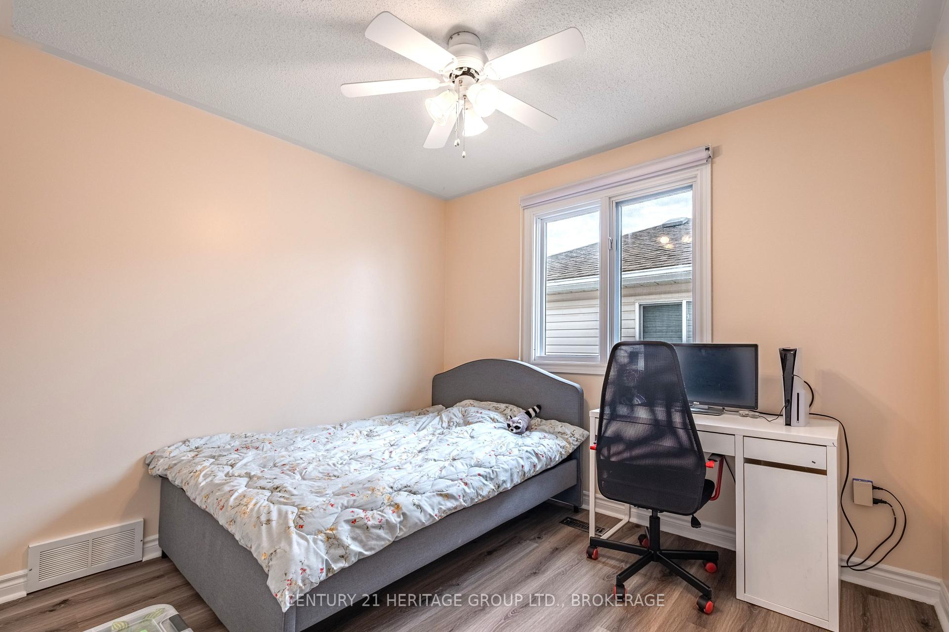Photo 3 of 498 Barnsley Crescent, Kingston, City Southwest — HOMEH