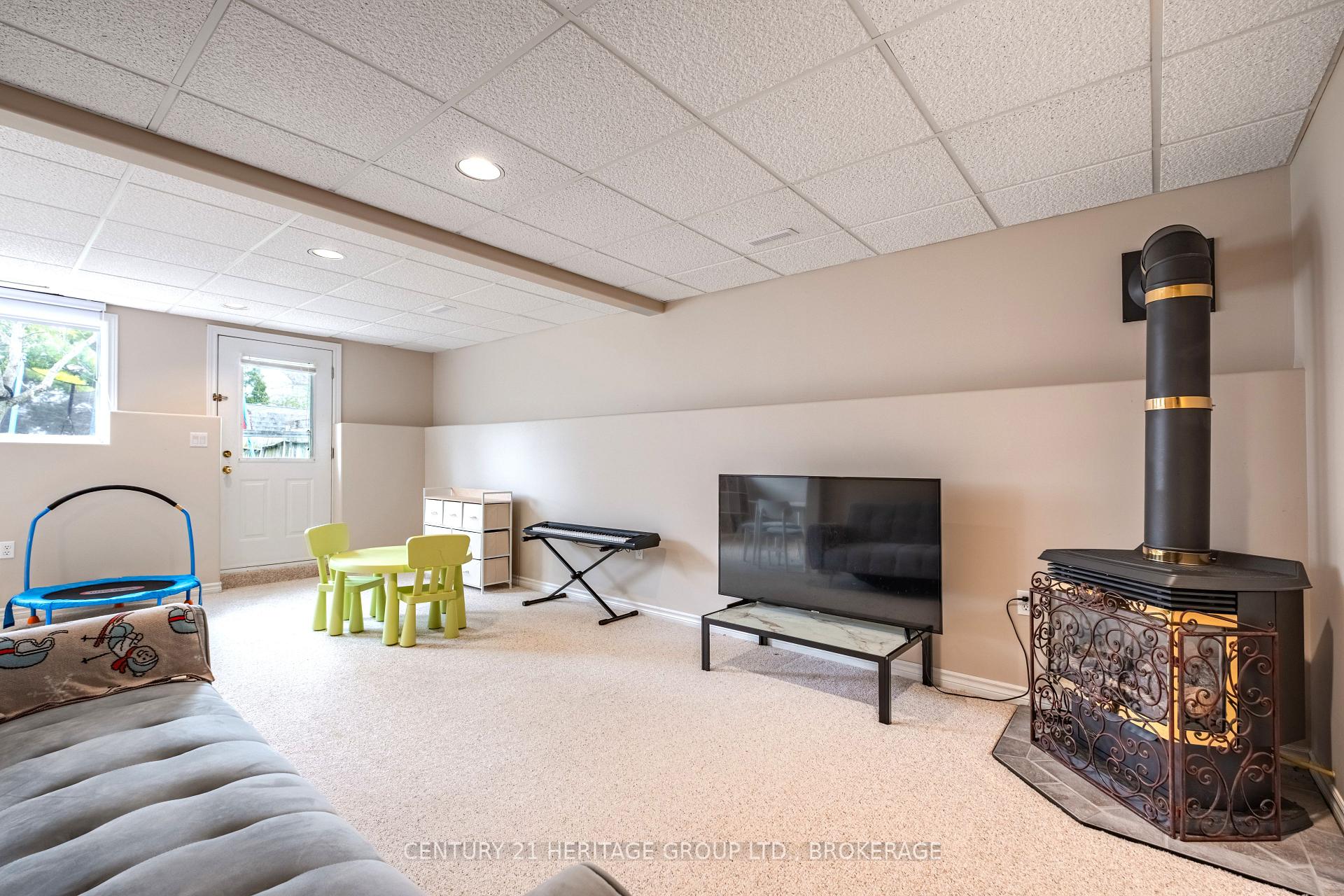 Photo 18 of 498 Barnsley Crescent, Kingston, City Southwest — HOMEH