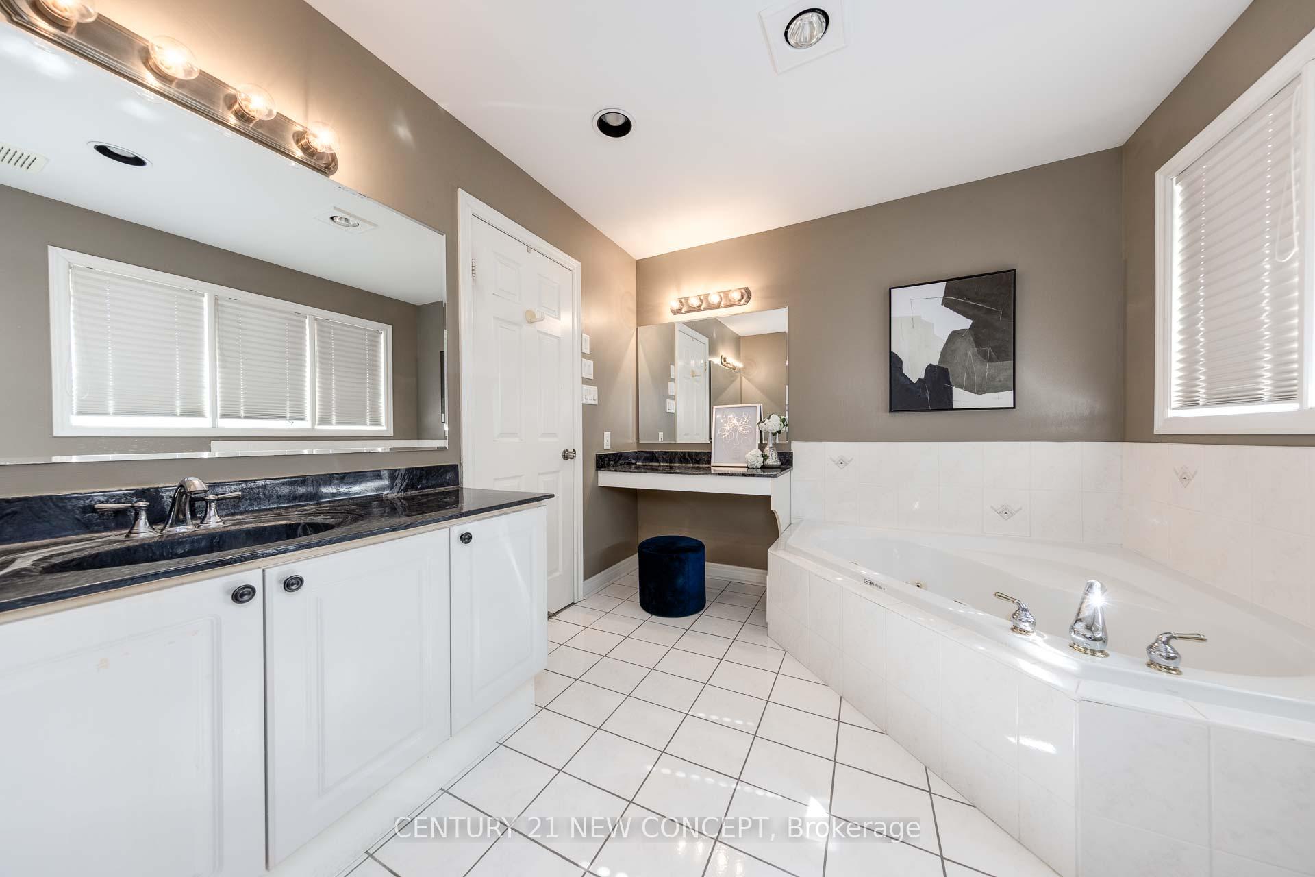 Photo 17 of 23 Ballymore Drive, Aurora, Bayview Wellington — HOMEH