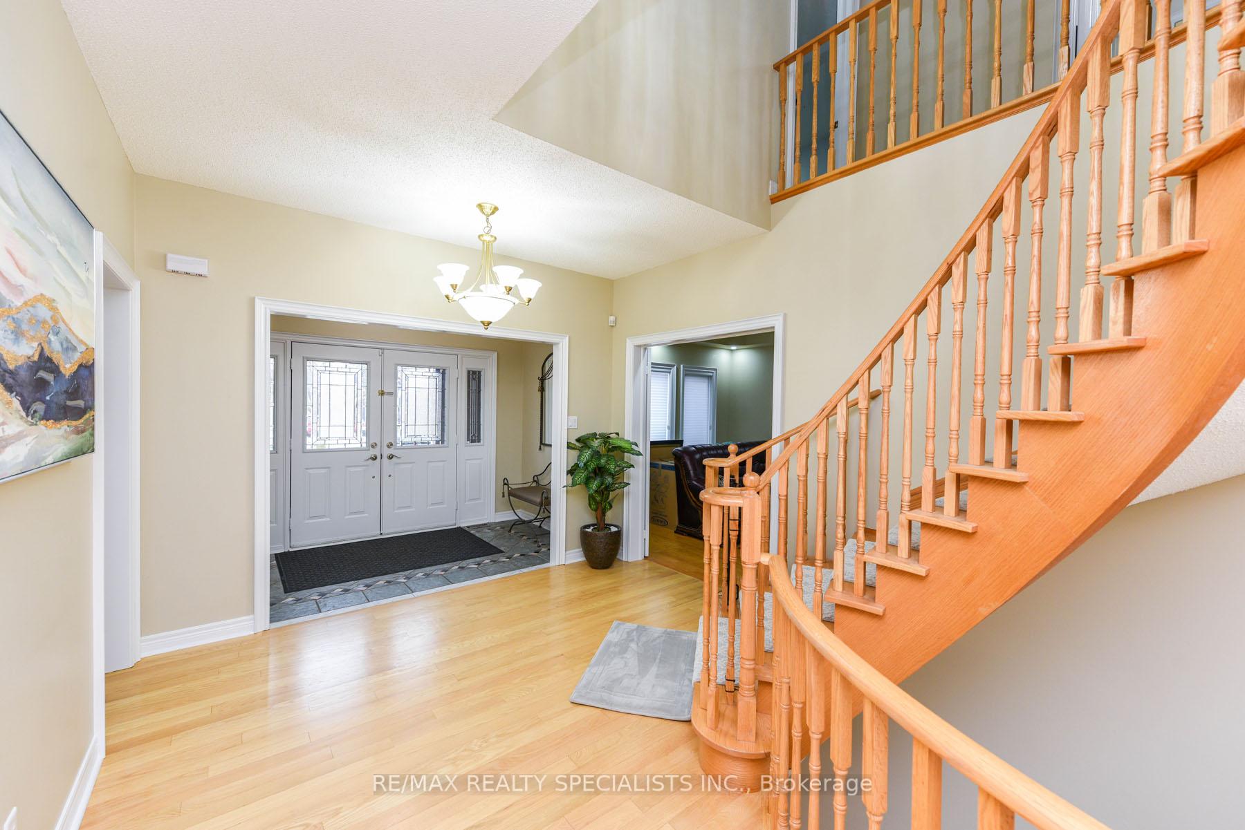 Photo 9 of 73 Colonel Bertram Road W, Brampton, Snelgrove — HOMEH