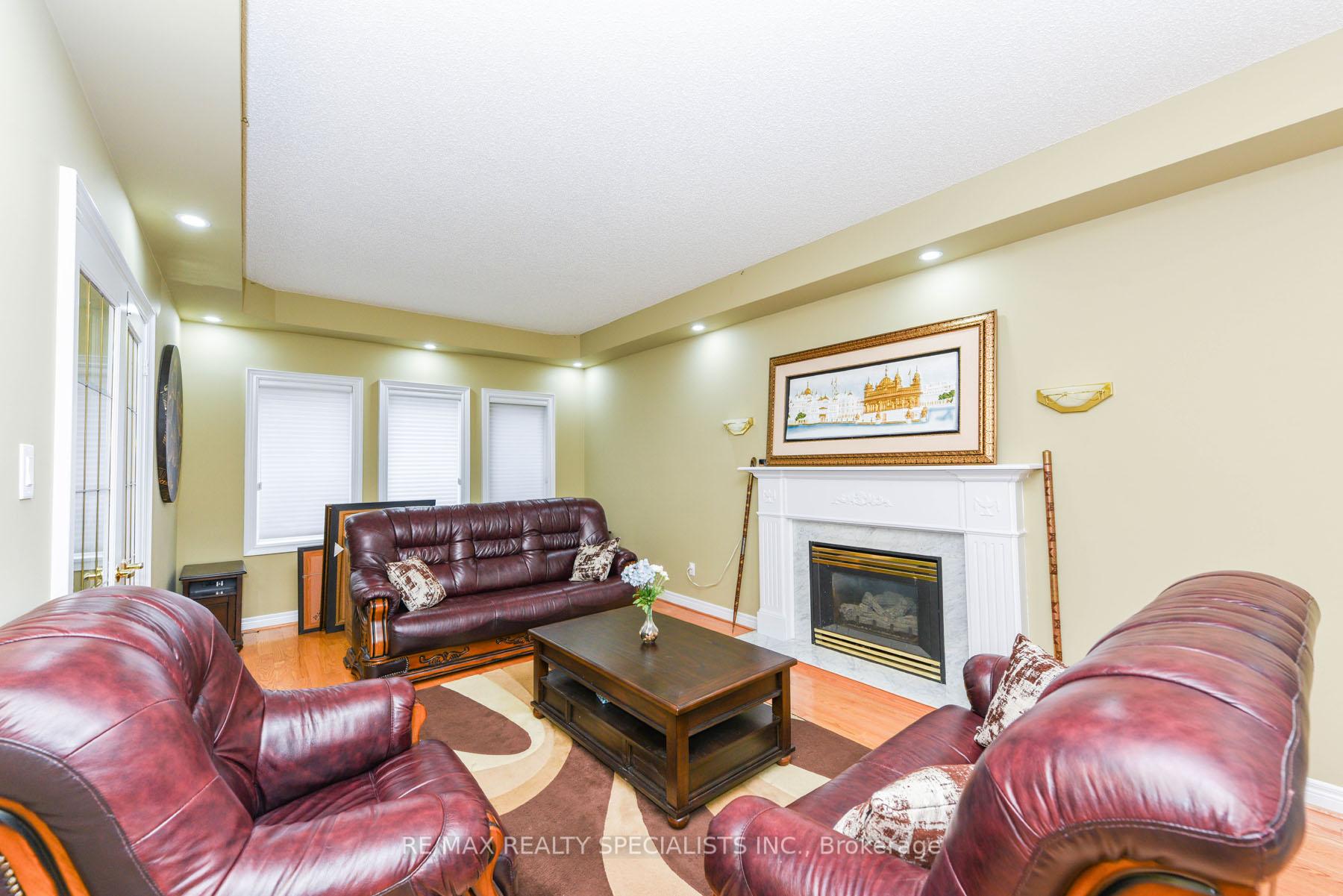 Photo 6 of 73 Colonel Bertram Road W, Brampton, Snelgrove — HOMEH