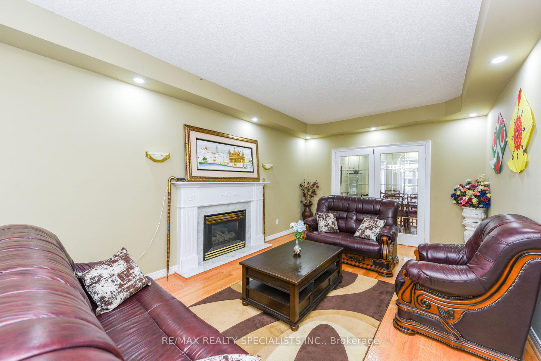 Photo 4 of 73 Colonel Bertram Road W, Brampton, Snelgrove — HOMEH