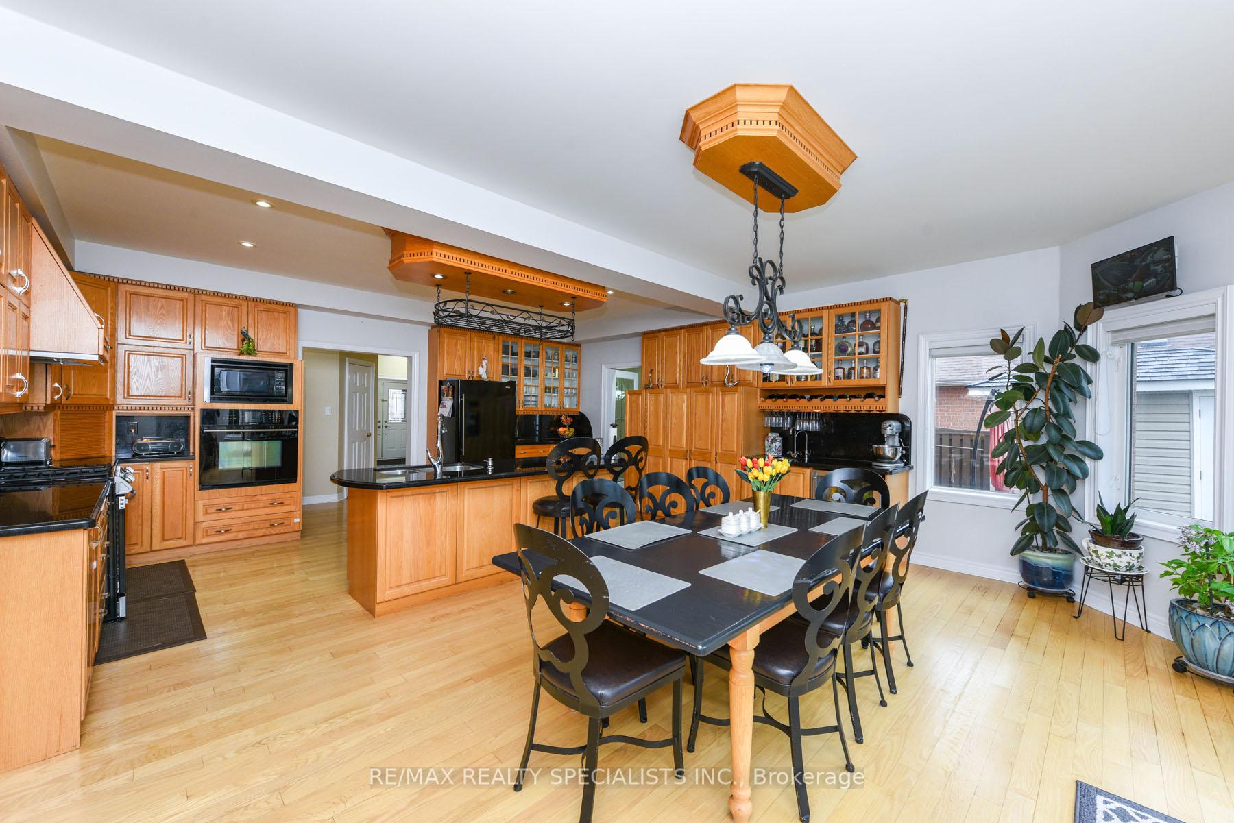 Photo 2 of 73 Colonel Bertram Road W, Brampton, Snelgrove — HOMEH