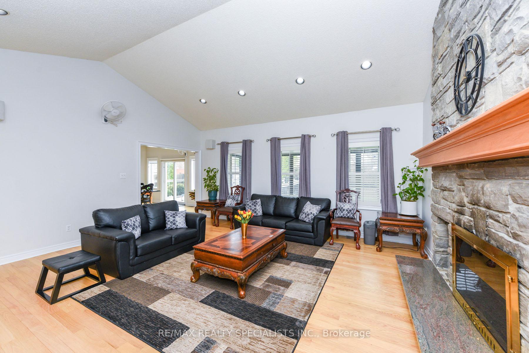 Photo 10 of 73 Colonel Bertram Road W, Brampton, Snelgrove — HOMEH