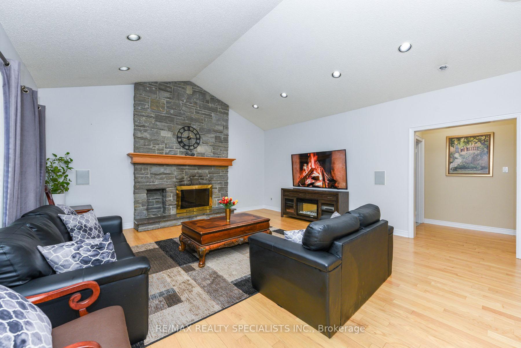 Photo 20 of 73 Colonel Bertram Road W, Brampton, Snelgrove — HOMEH