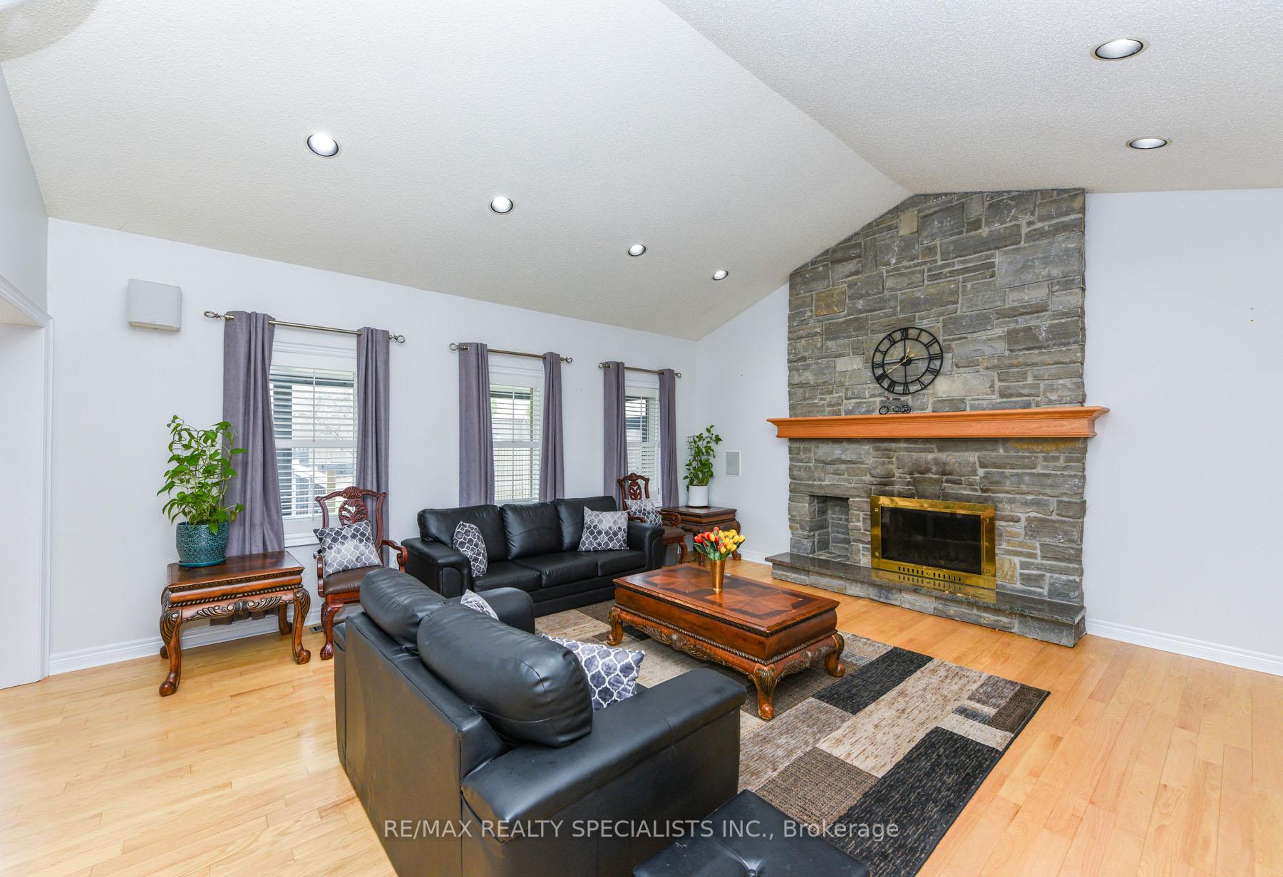 Photo 13 of 73 Colonel Bertram Road W, Brampton, Snelgrove — HOMEH