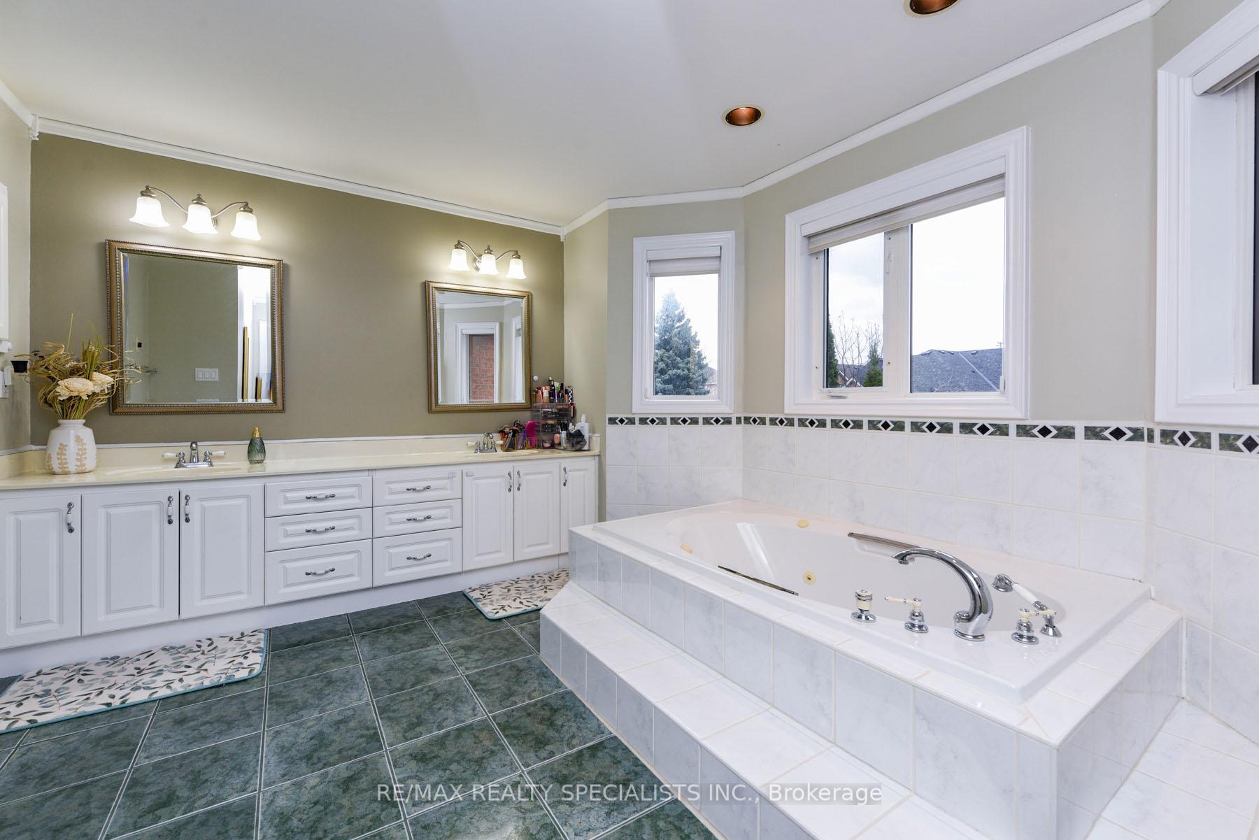 Photo 16 of 73 Colonel Bertram Road W, Brampton, Snelgrove — HOMEH