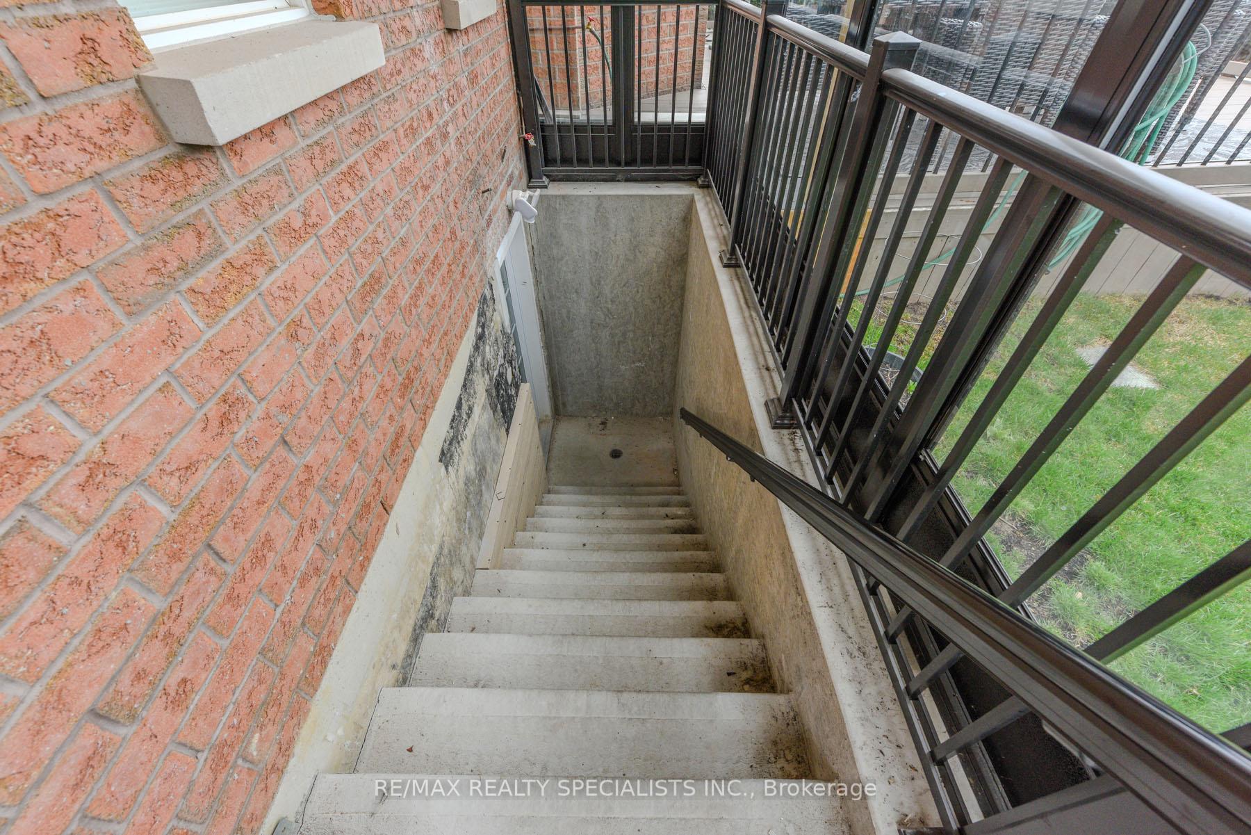 Photo 34 of 73 Colonel Bertram Road W, Brampton, Snelgrove — HOMEH