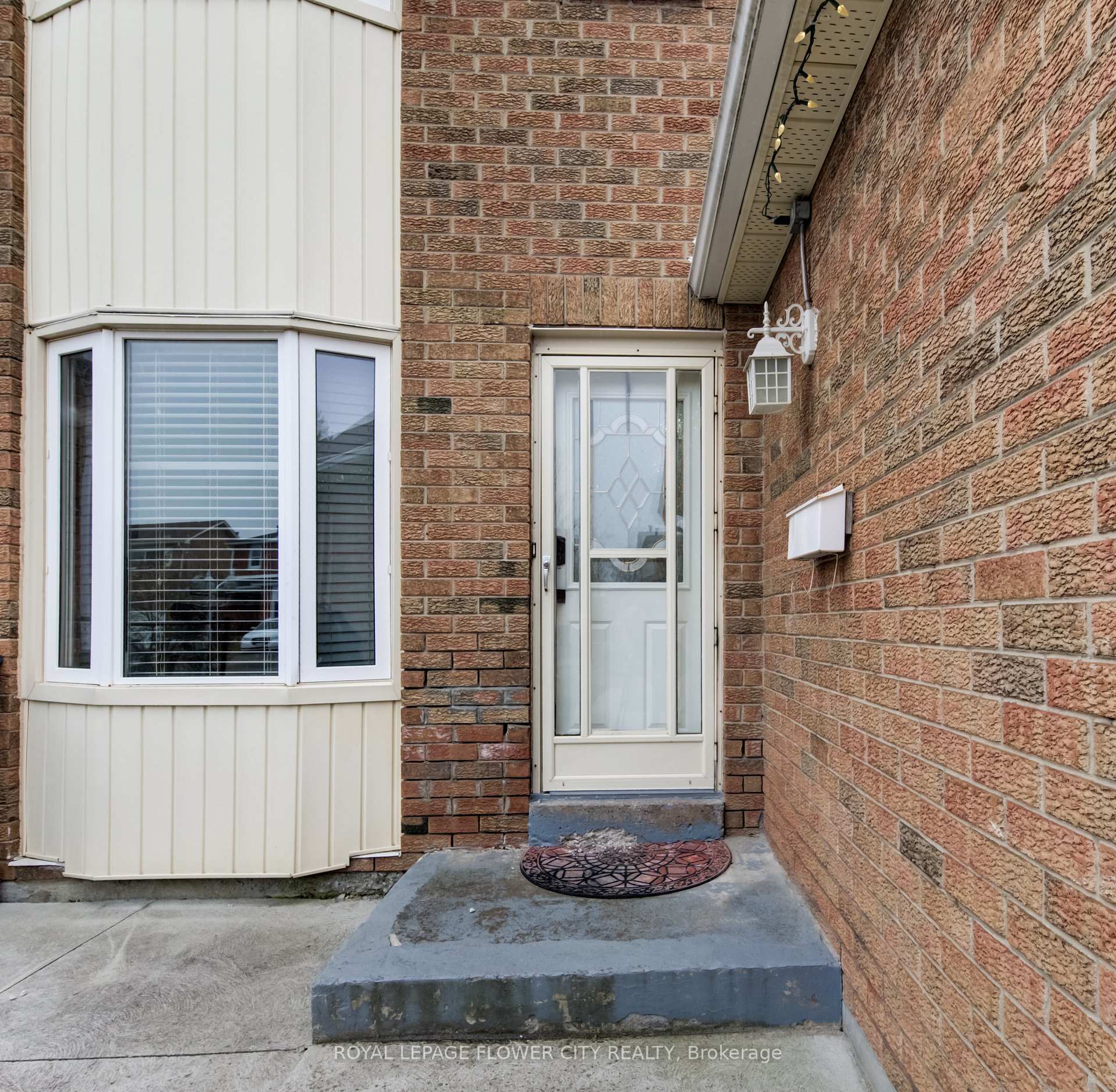 Photo 4 of 23 Driftwood Crescent, Brampton, Heart Lake East — HOMEH