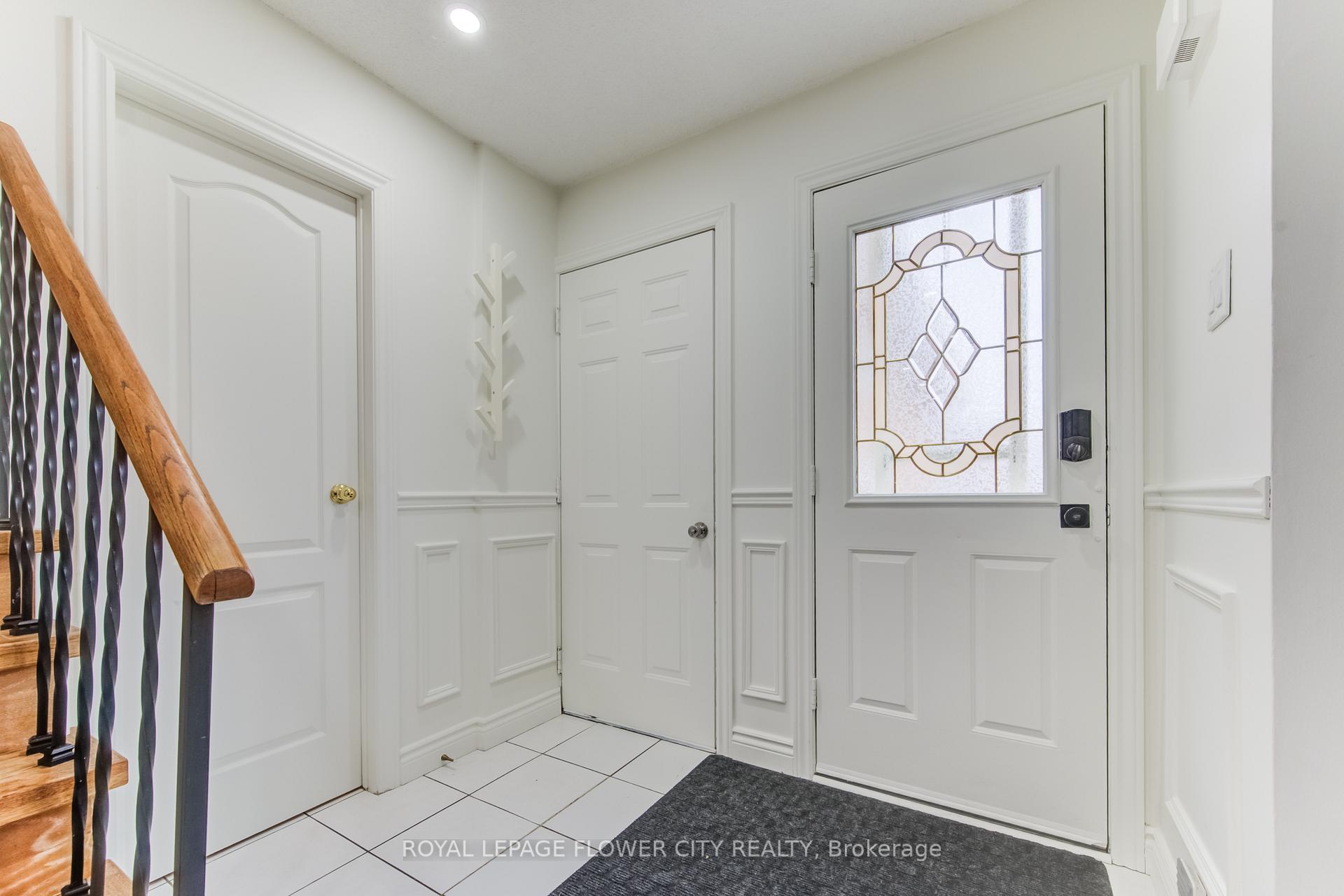 Photo 6 of 23 Driftwood Crescent, Brampton, Heart Lake East — HOMEH