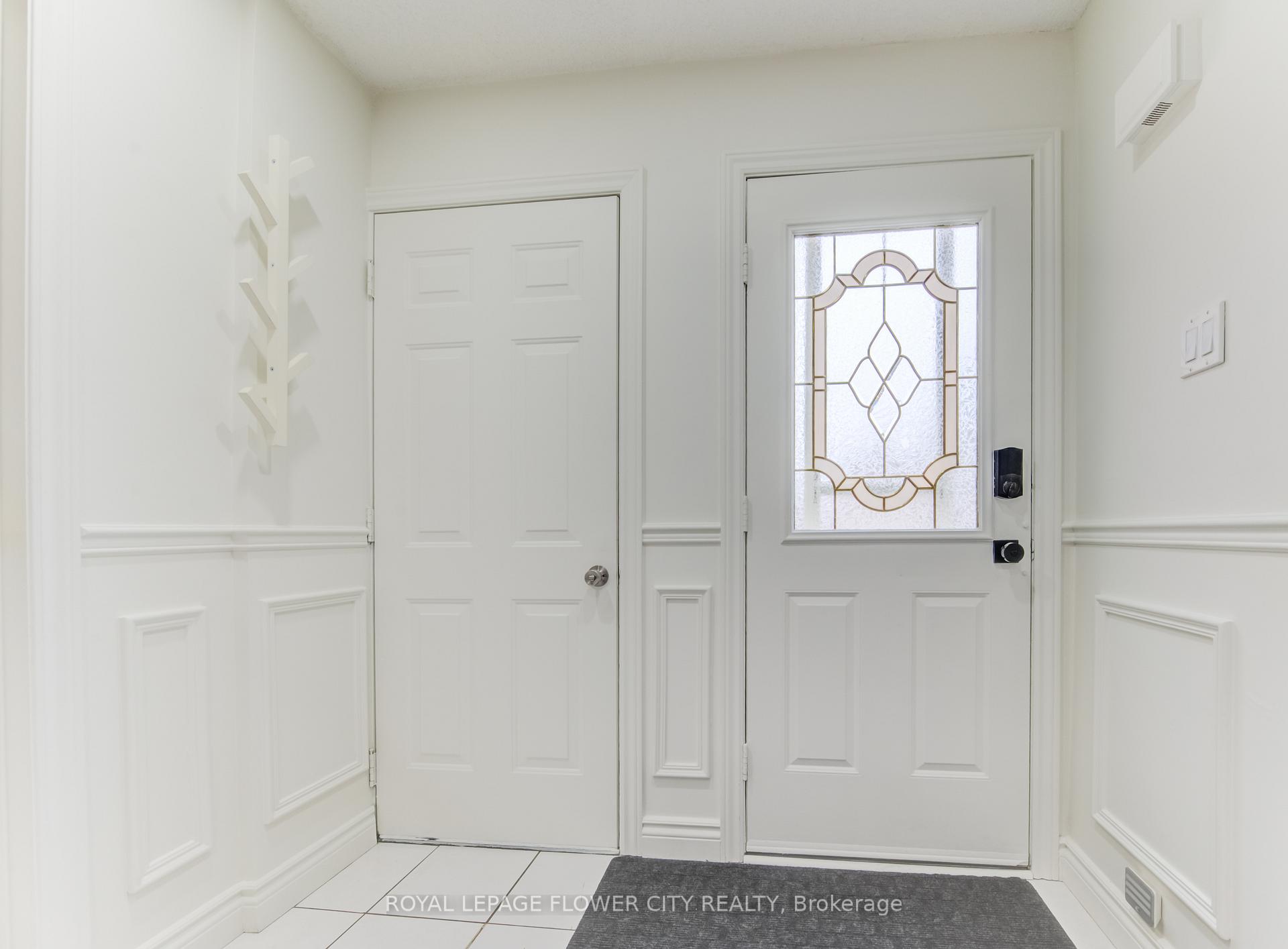 Photo 3 of 23 Driftwood Crescent, Brampton, Heart Lake East — HOMEH