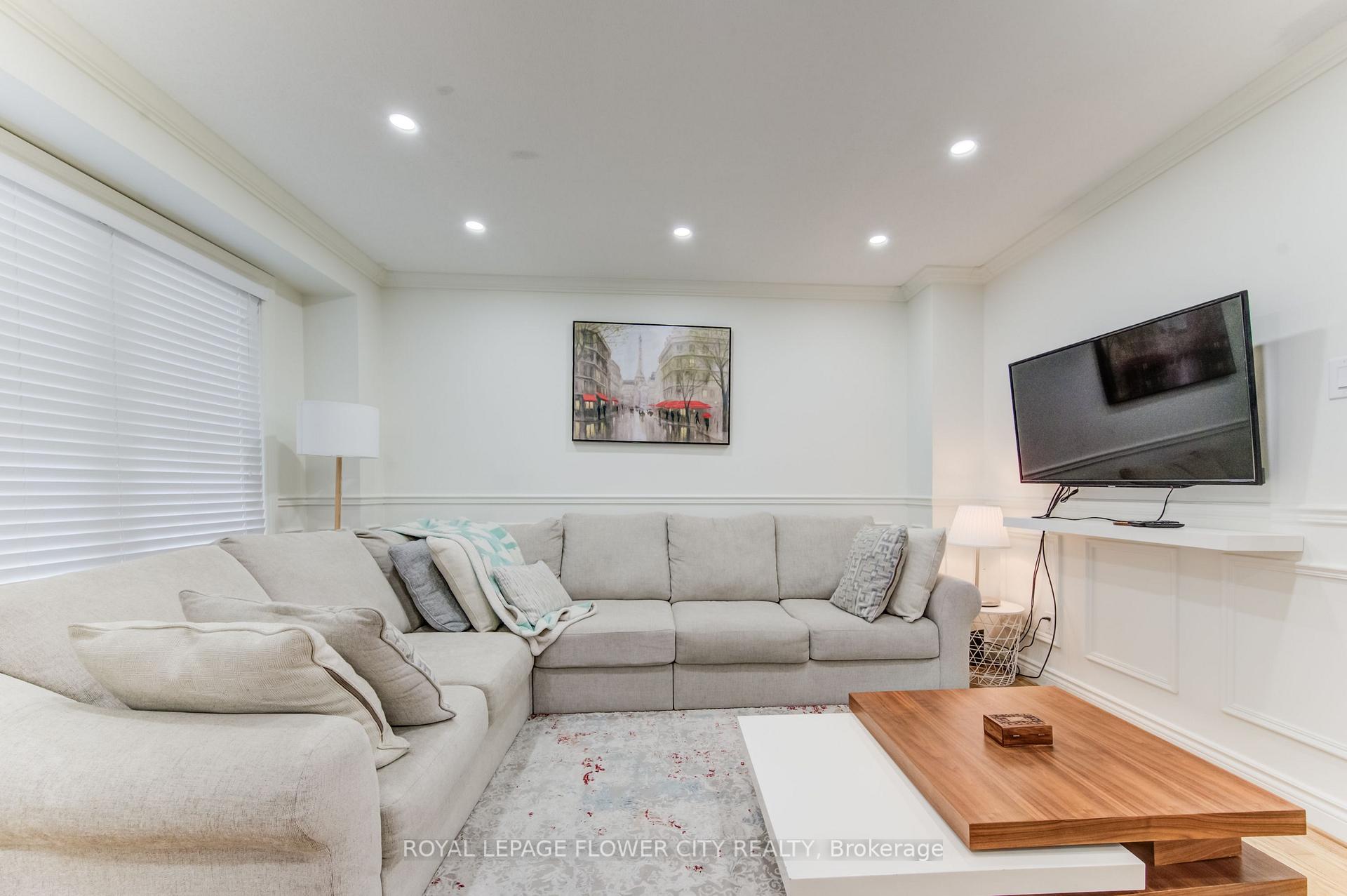 Photo 9 of 23 Driftwood Crescent, Brampton, Heart Lake East — HOMEH
