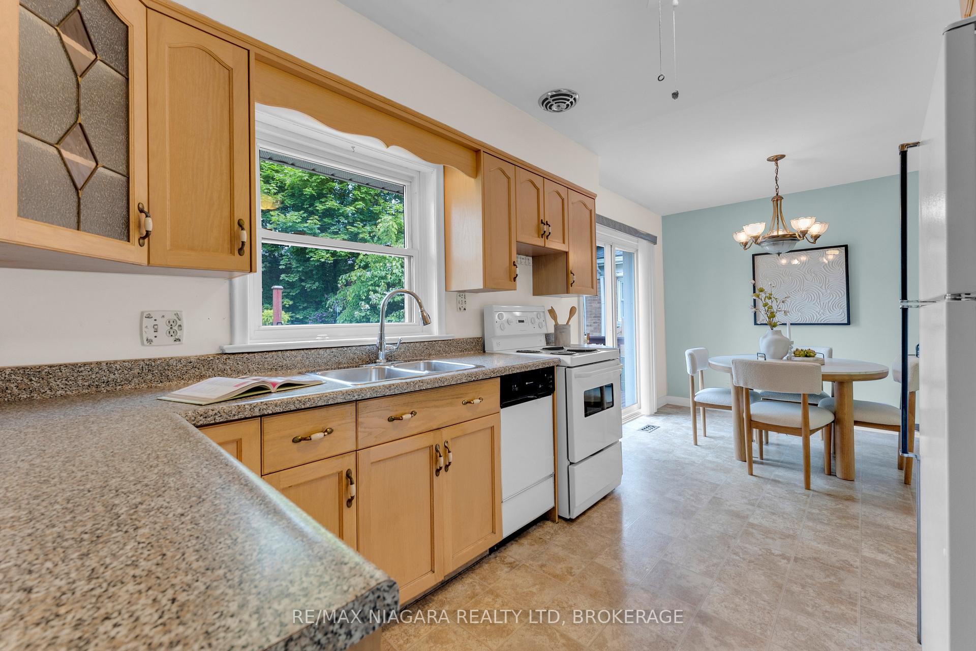 Photo 17 of 1017 Brucedale Avenue E, Hamilton, Sherwood — HOMEH