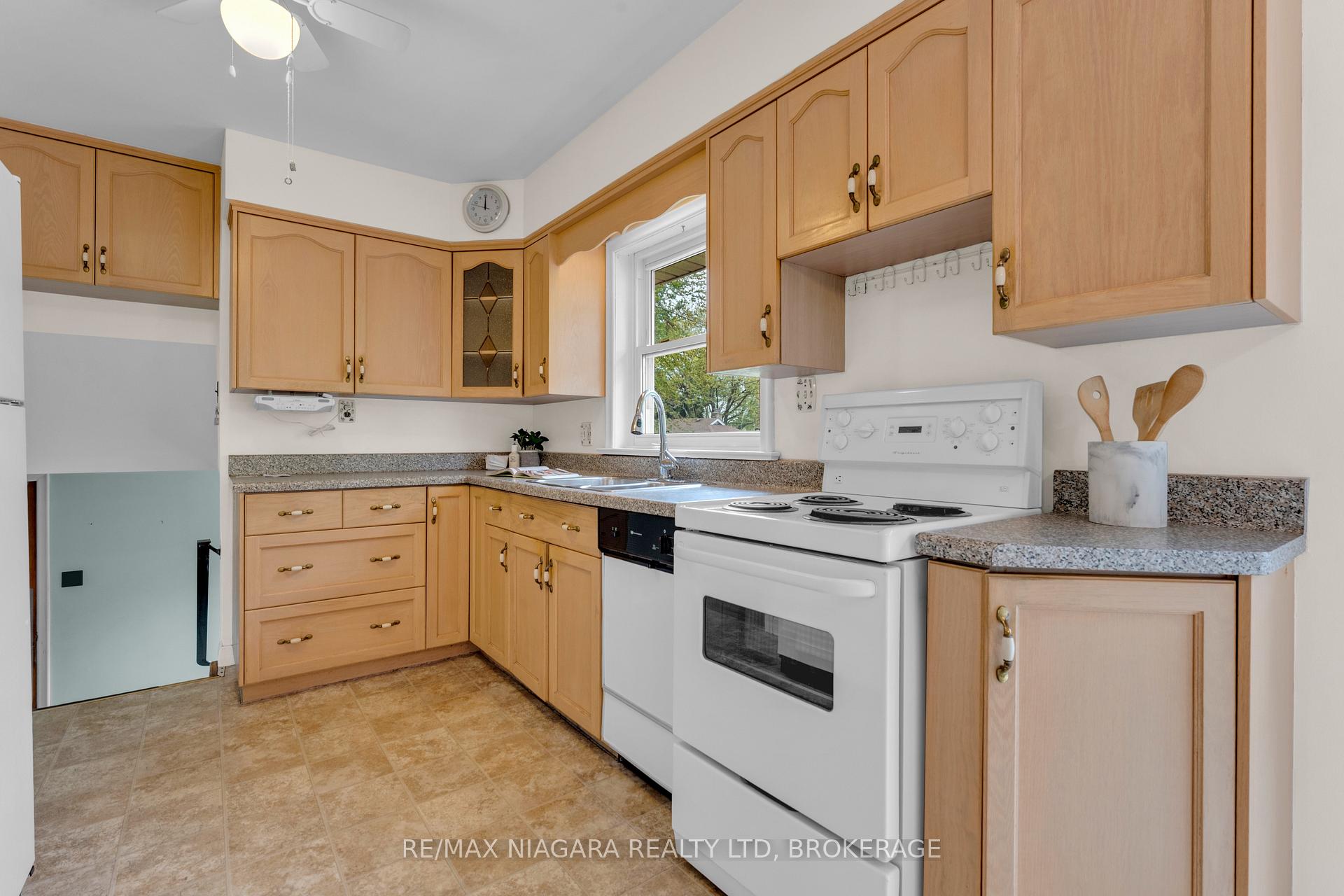 Photo 2 of 1017 Brucedale Avenue E, Hamilton, Sherwood — HOMEH