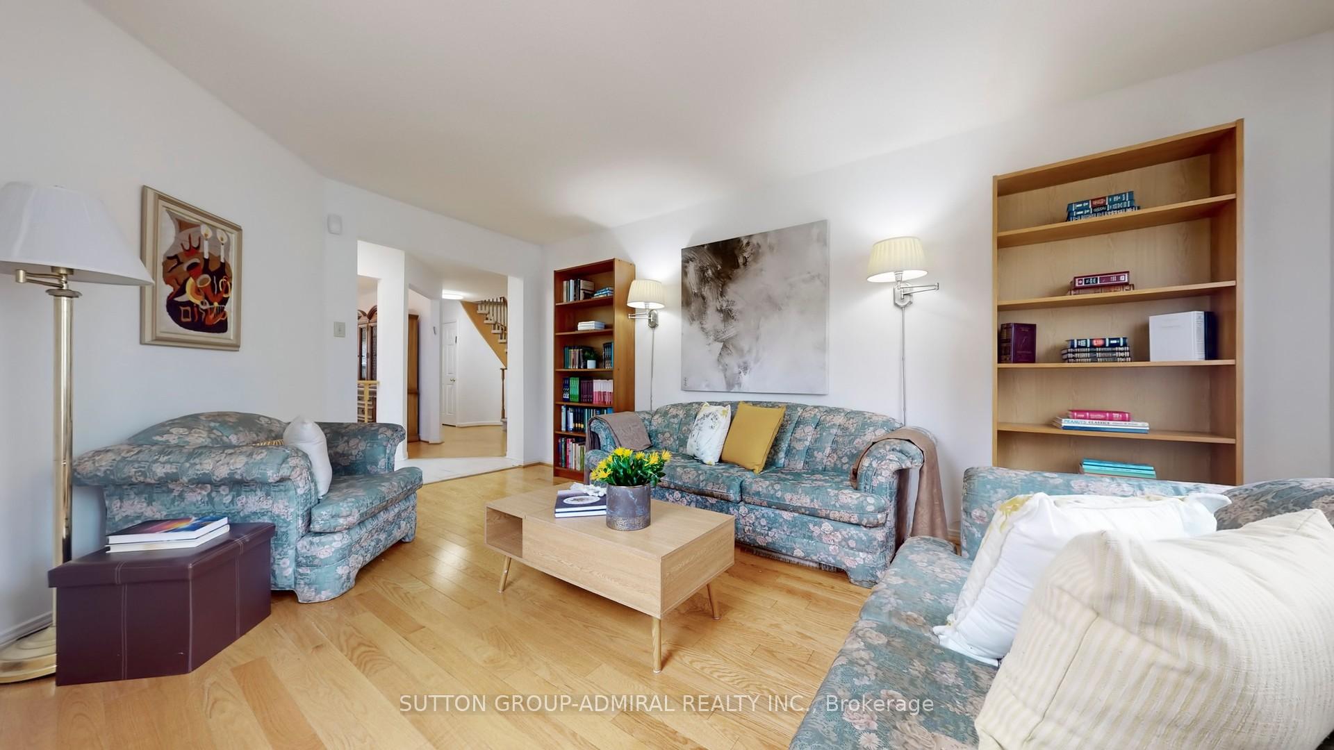 Photo 9 of 27 Thornbury Circle, Vaughan, Crestwood-Springfarm-Yorkhill — HOMEH