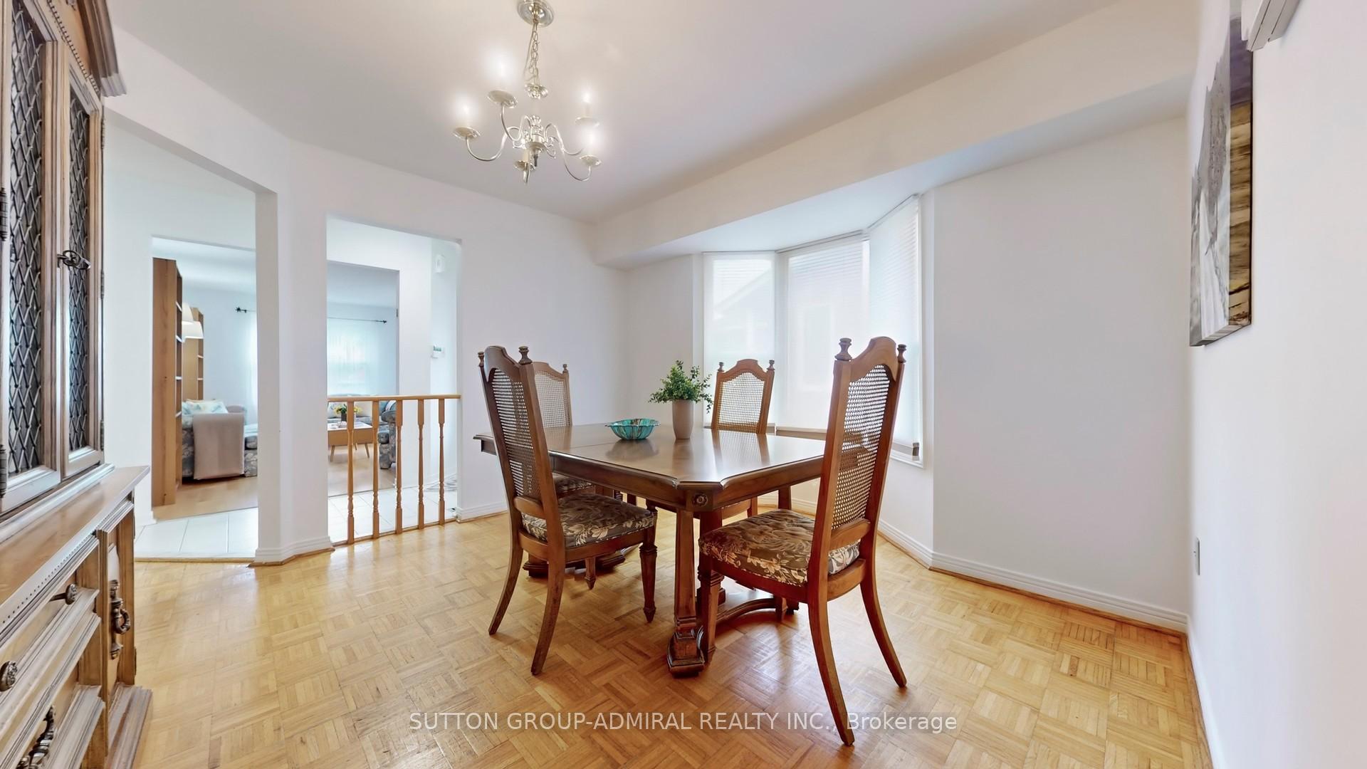 Photo 17 of 27 Thornbury Circle, Vaughan, Crestwood-Springfarm-Yorkhill — HOMEH