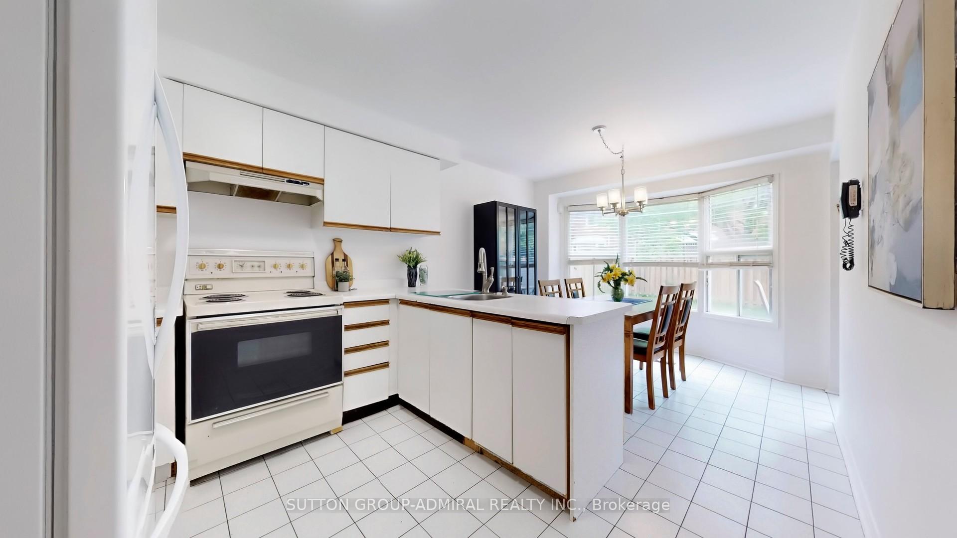 Photo 4 of 27 Thornbury Circle, Vaughan, Crestwood-Springfarm-Yorkhill — HOMEH