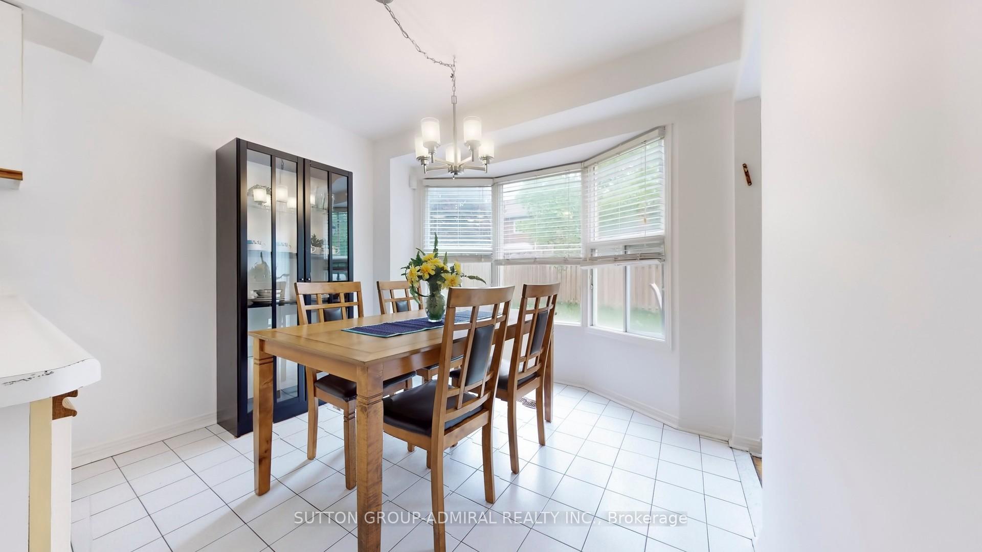 Photo 13 of 27 Thornbury Circle, Vaughan, Crestwood-Springfarm-Yorkhill — HOMEH