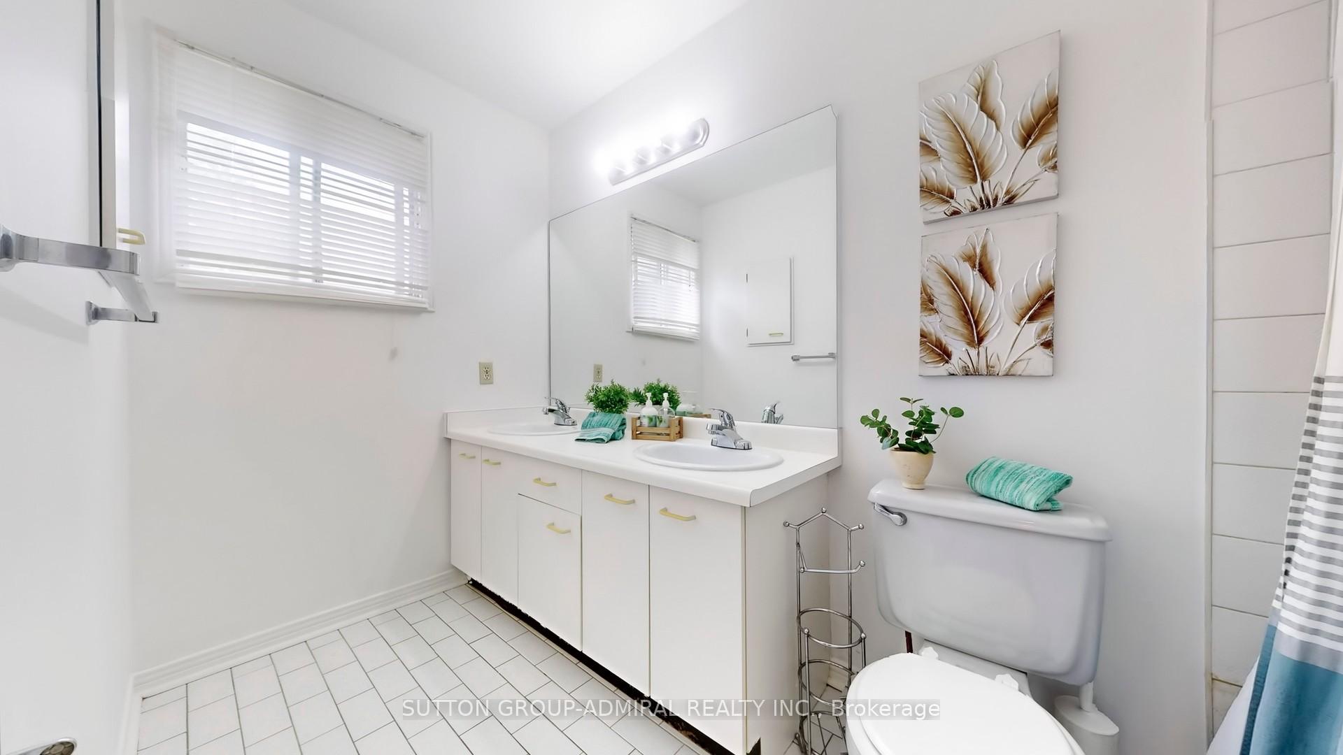 Photo 12 of 27 Thornbury Circle, Vaughan, Crestwood-Springfarm-Yorkhill — HOMEH