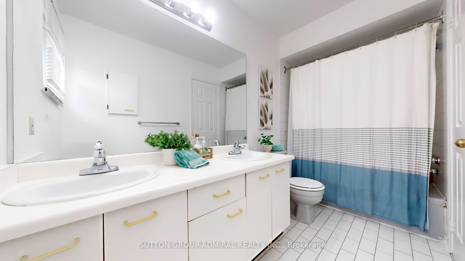 Photo 11 of 27 Thornbury Circle, Vaughan, Crestwood-Springfarm-Yorkhill — HOMEH
