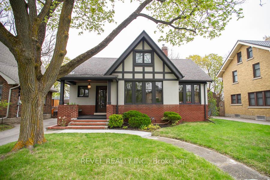 Front of 215 Grand River Street N