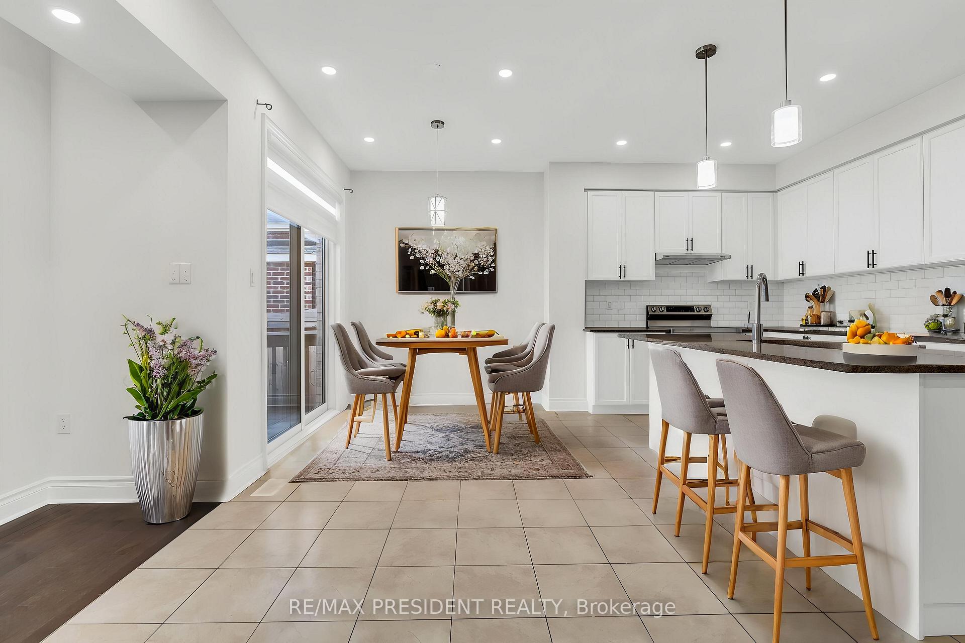 Photo 3 of 41 Bassett Crescent, Brampton, Credit Valley — HOMEH
