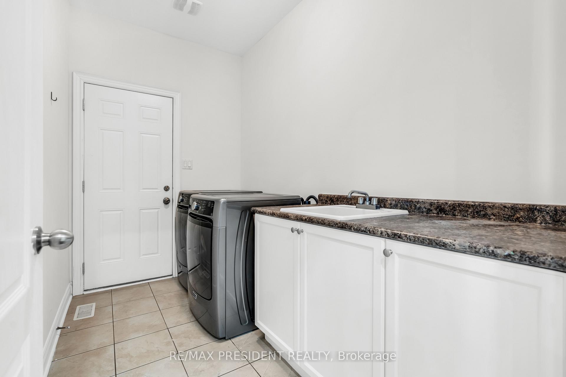 Photo 7 of 41 Bassett Crescent, Brampton, Credit Valley — HOMEH